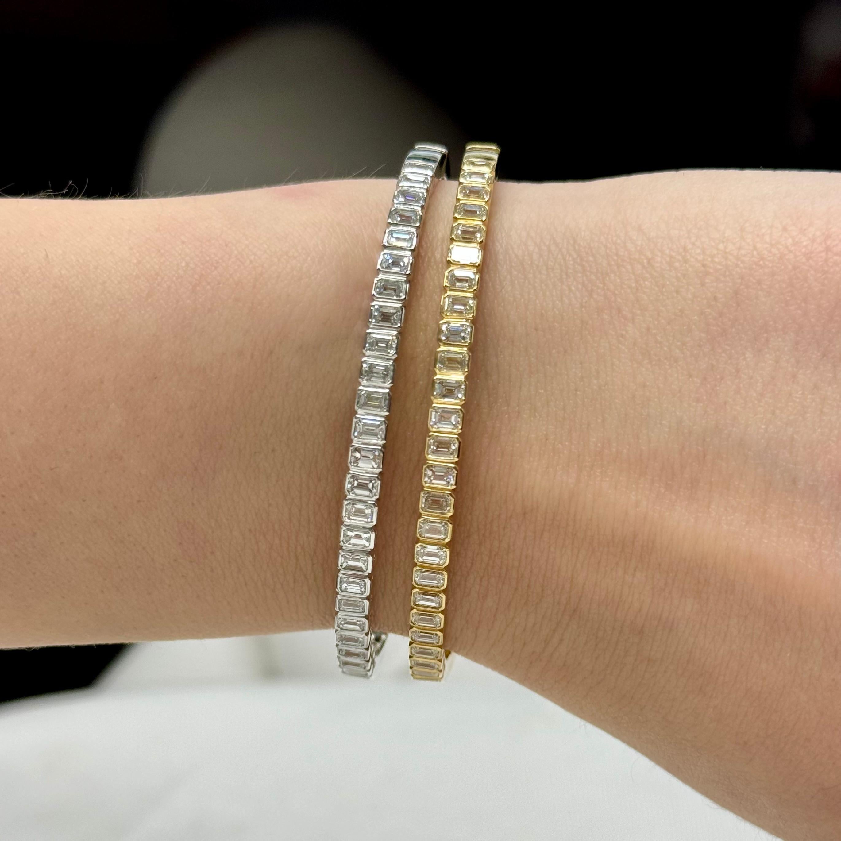 Bracelet jonc en or jaune 18 carats avec diamants taille émeraude de 2,50 carats sertis sur le chaton Neuf - En vente à New York, NY