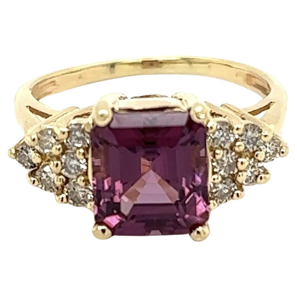 Anello d'oro vintage con granato viola e diamanti da 2,50 carati con taglio smeraldo