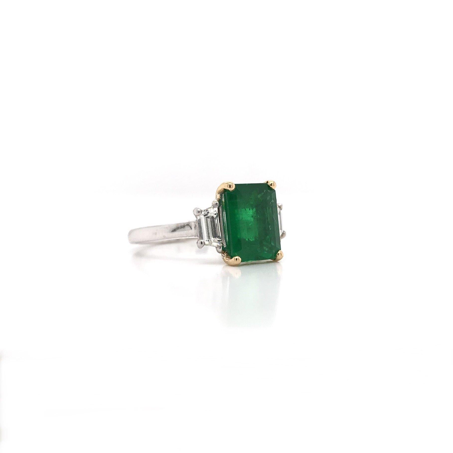 2.50 Carat Emerald & Diamond Ring 18K Gold In New Condition In Montgomery, AL