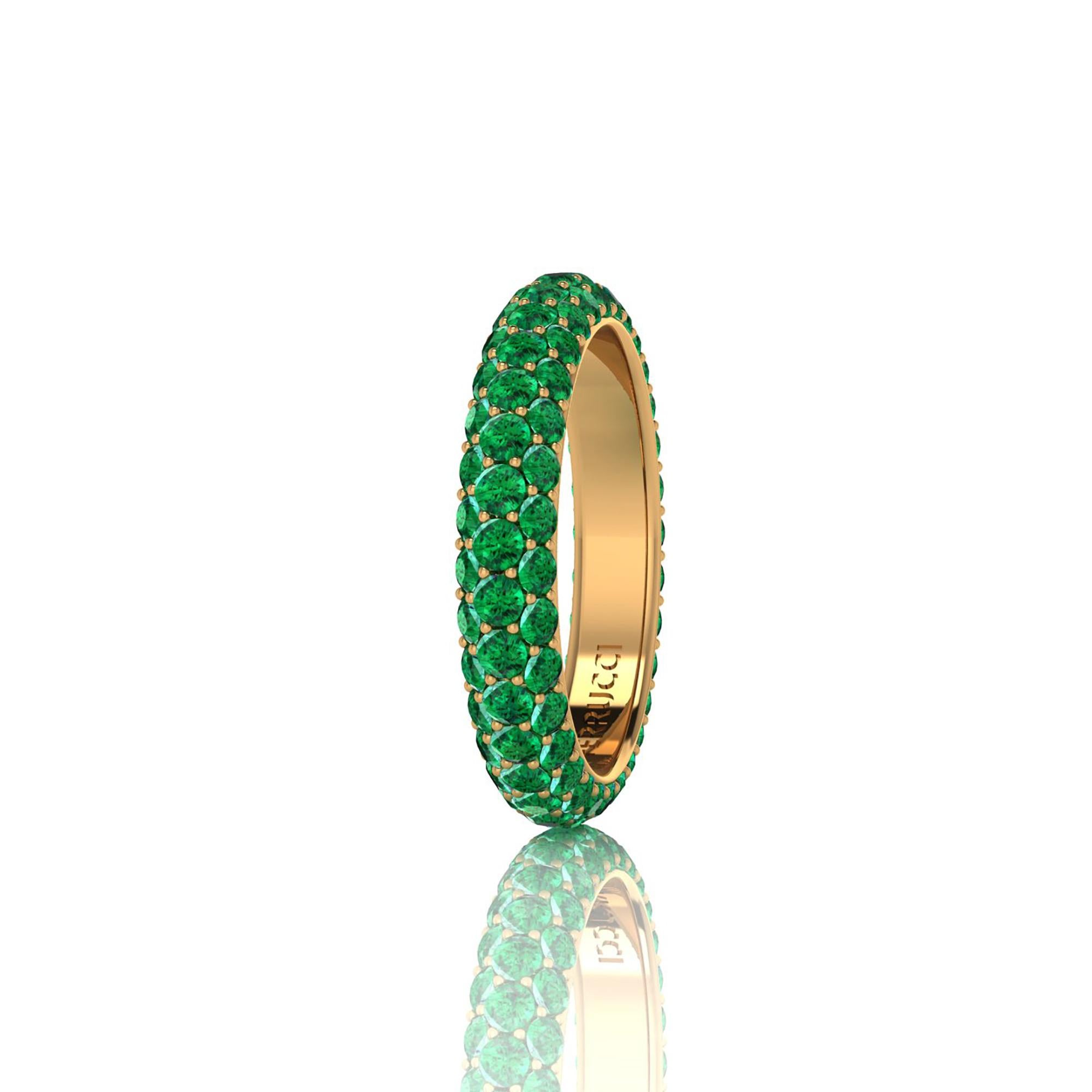 Bague d'éternité en émeraude verte,  un poids total approximatif de 2,50 carats, fabriqué à la main à New York avec le meilleur de l'artisanat italien, conçu en or jaune 18k.
Un style classique, sophistiqué et magnifique, qui perdure dans le