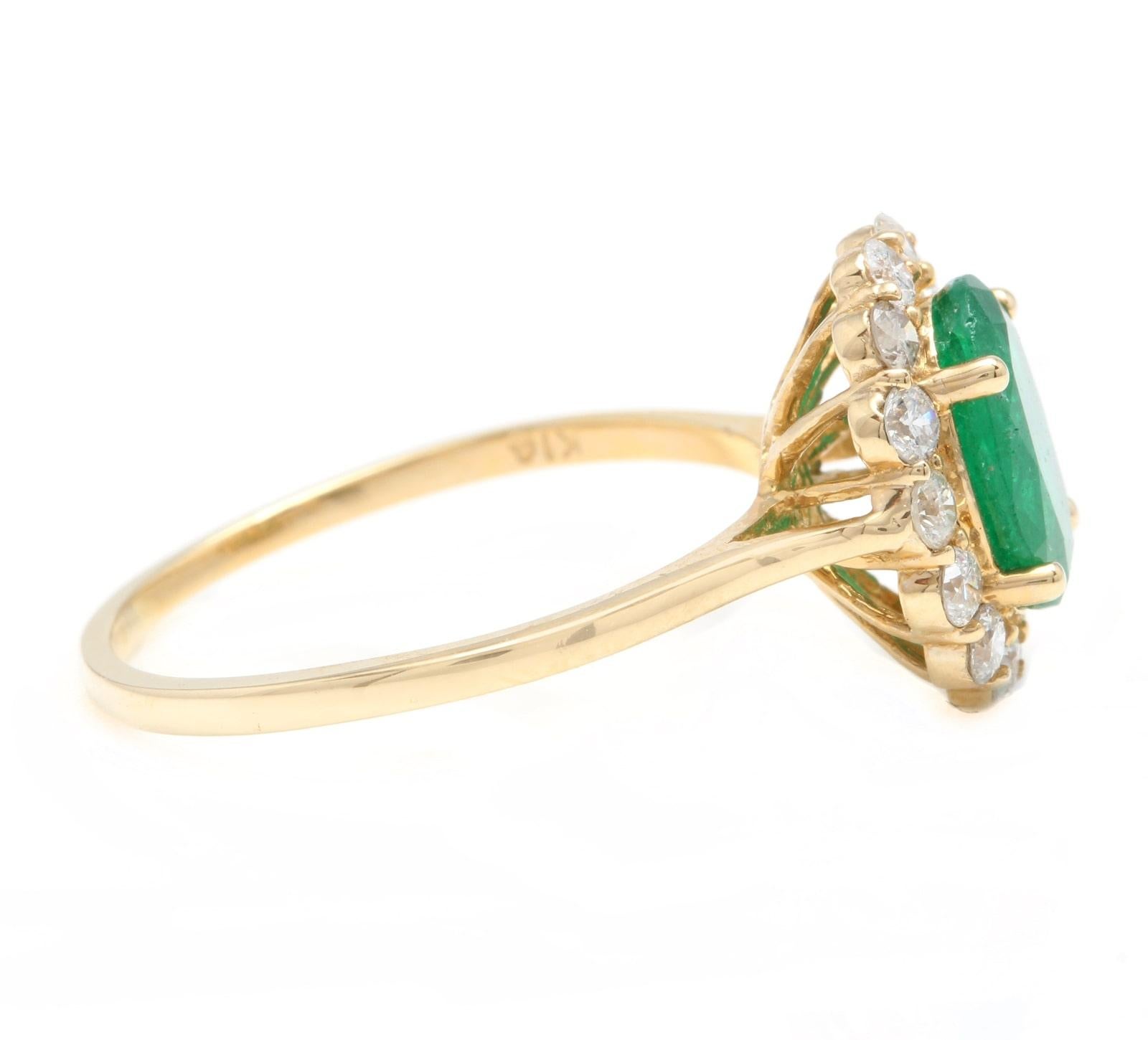 Emerald Cut 2.50 Carat Exquisite Emerald and Diamond 14 Karat Solid Yellow Gold Ring For Sale