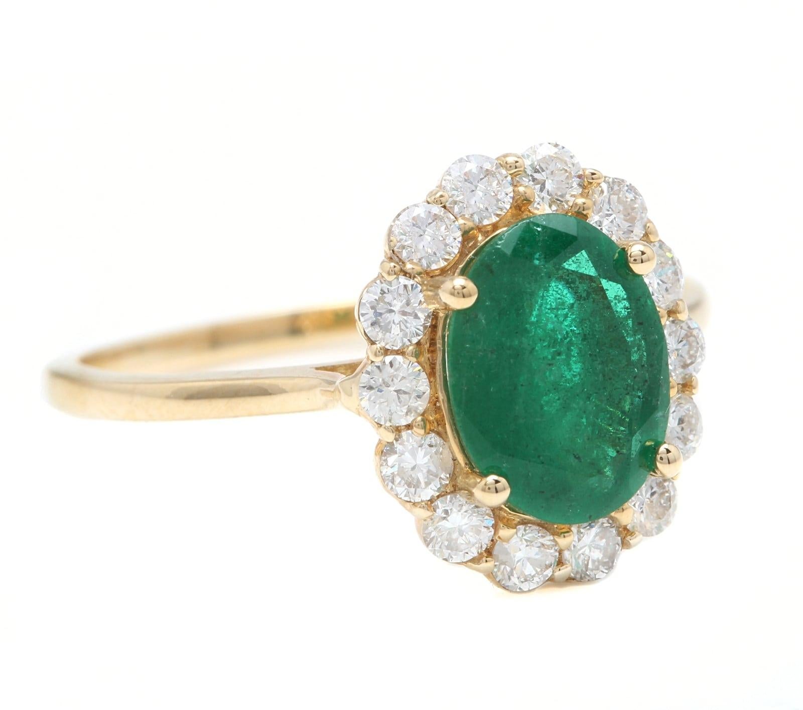 2.50 Carat Exquisite Emerald and Diamond 14 Karat Solid Yellow Gold Ring In New Condition For Sale In Los Angeles, CA