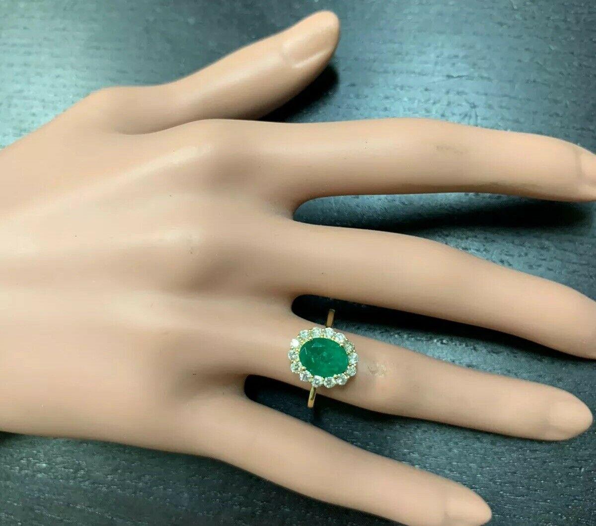 Women's or Men's 2.50 Carat Exquisite Emerald and Diamond 14 Karat Solid Yellow Gold Ring For Sale