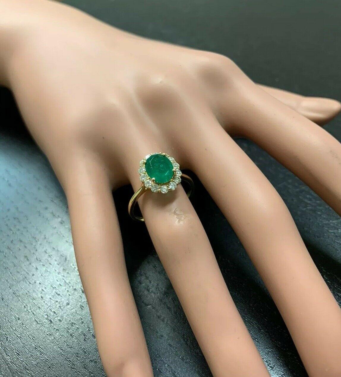 2.50 Carat Exquisite Emerald and Diamond 14 Karat Solid Yellow Gold Ring For Sale 1