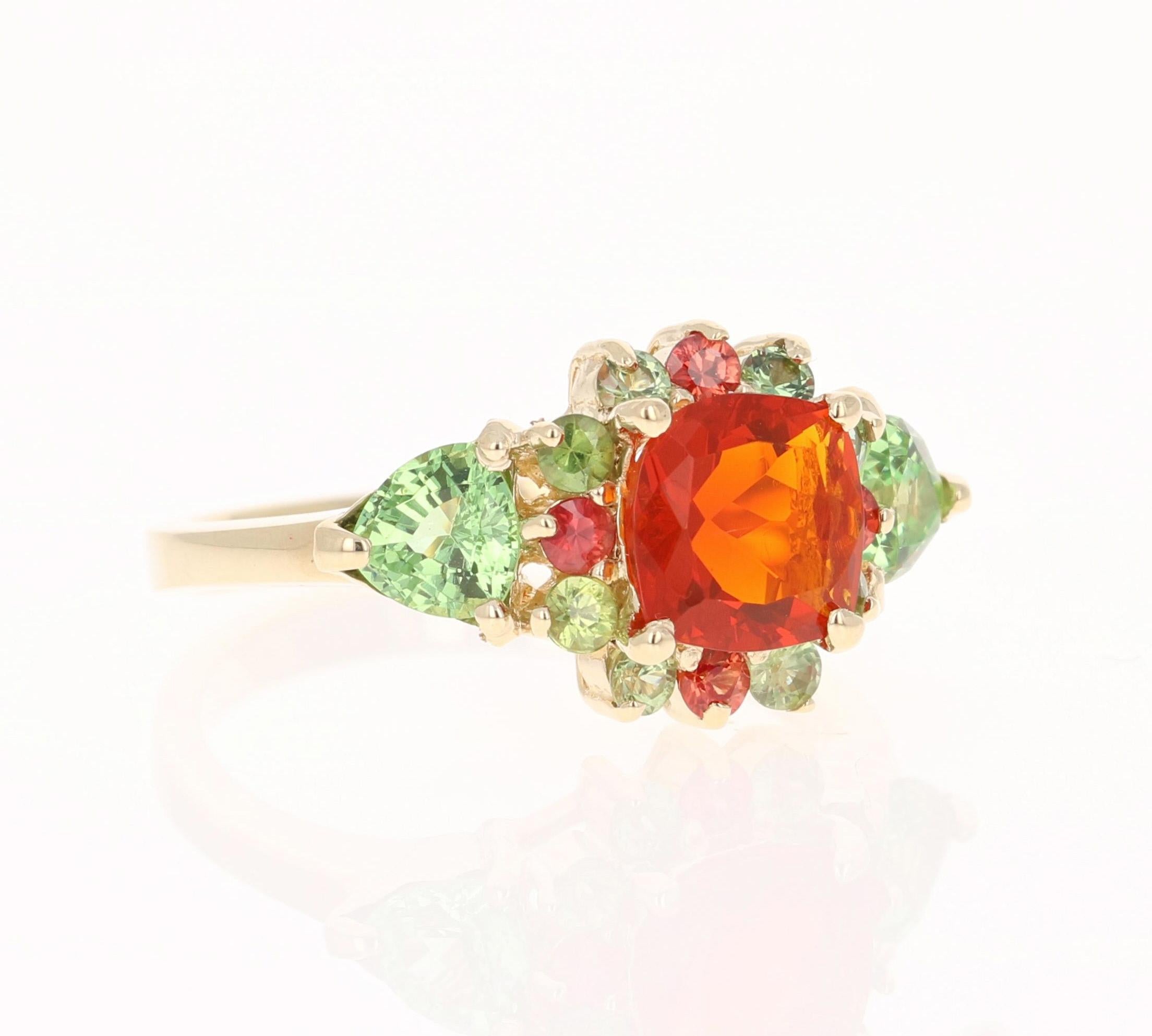 Schöne Feuer Opal:: Multi Saphir und Tsavorit Ring. Dieser Ring hat einen 0::95 Karat Cushion Cut Feuer Opal in der Mitte des Rings und ist umgeben von einem Halo von 12 Multi Saphire:: die insgesamt 0::61 Karat wiegen. Es gibt 2 Tsavoriten im