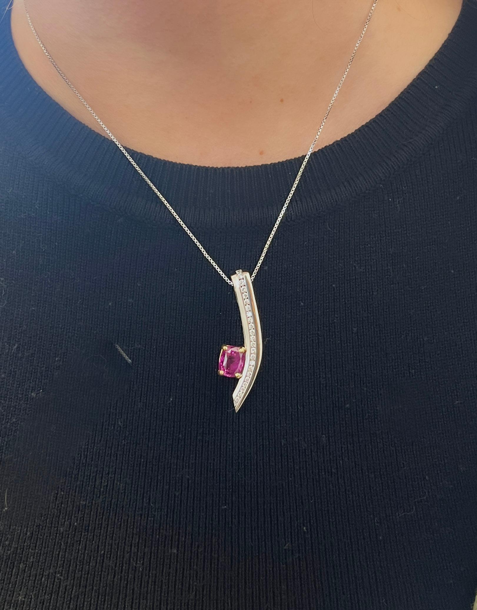  2.50 Carat GIA Certified Cushion-Cut Pink Sapphire and Diamond 18K Pendant In New Condition For Sale In Miami, FL