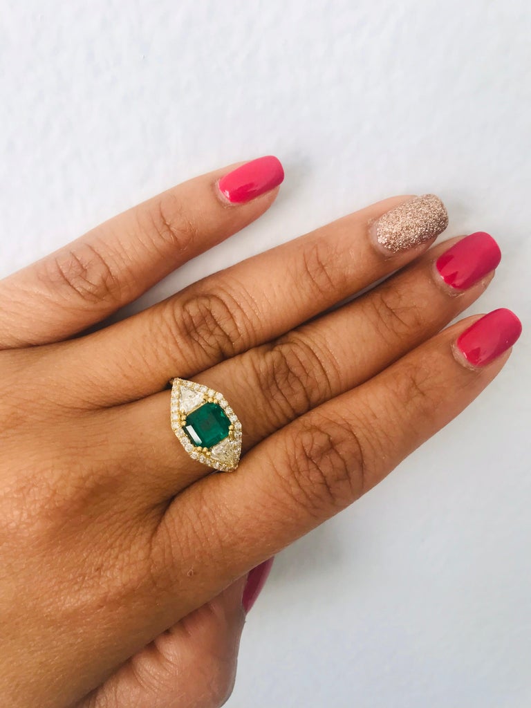 Women's GIA Certified 2.50 Carat Emerald and Diamond 18 Karat Yellow Gold Bridal Ring For Sale