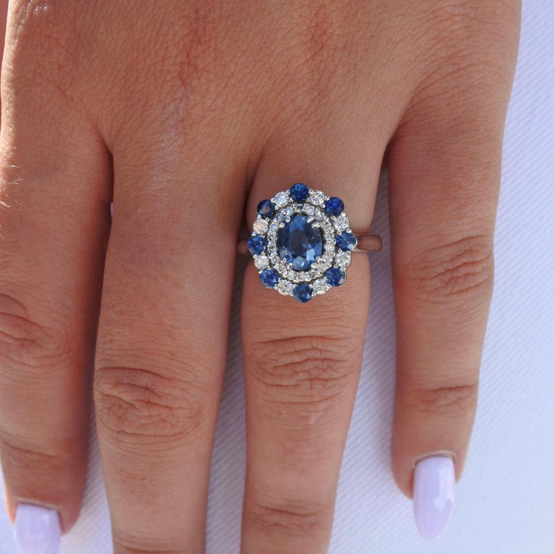2,50 Karat GIA zertifizierter natürlicher blauer Saphir und Diamanten Ring 18K Weißgold (Art déco) im Angebot