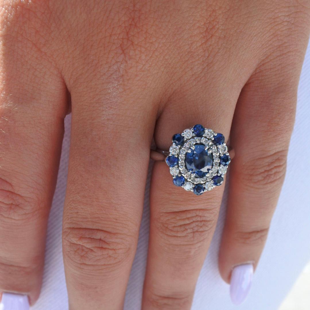 2,50 Karat GIA zertifizierter natürlicher blauer Saphir und Diamanten Ring 18K Weißgold (Ovalschliff) im Angebot