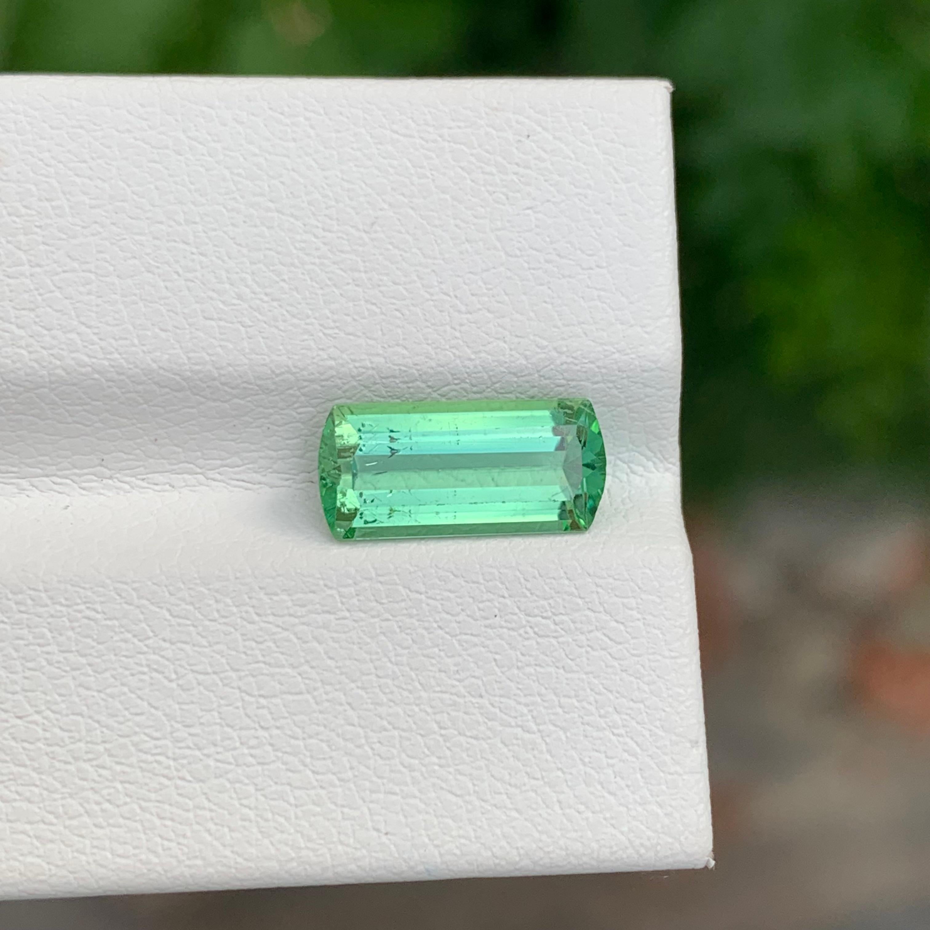 2,50 Karat wunderschöner mintgrüner Turmalin in Smaragdform in Smaragdform aus Afghanistan für Damen oder Herren im Angebot
