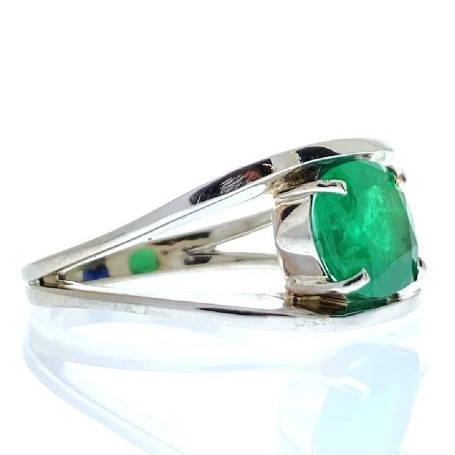 This exquisite ring features a stunning 5-carat blue oval sapphire, renowned for its deep, vibrant hue and captivating brilliance. The sapphire is elegantly set in a classic 18k white gold band, which complements its rich color with a sleek,