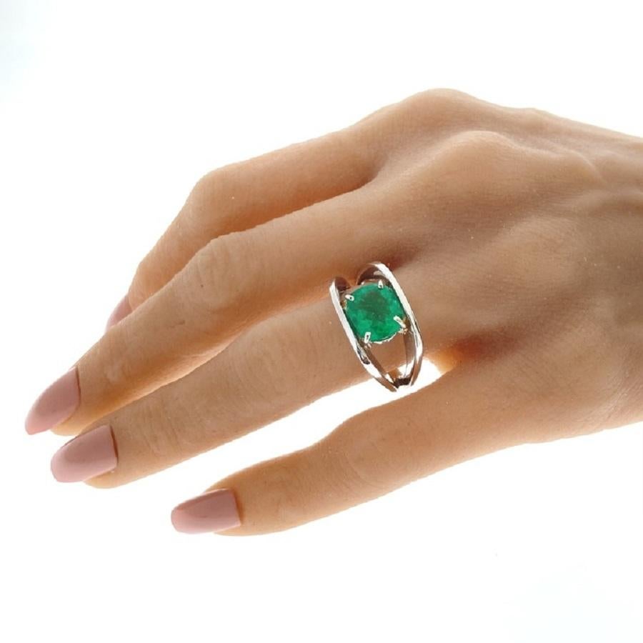 Contemporary 2.50 Carat Green Cushion Emerald Ring n 14k White Gold For Sale