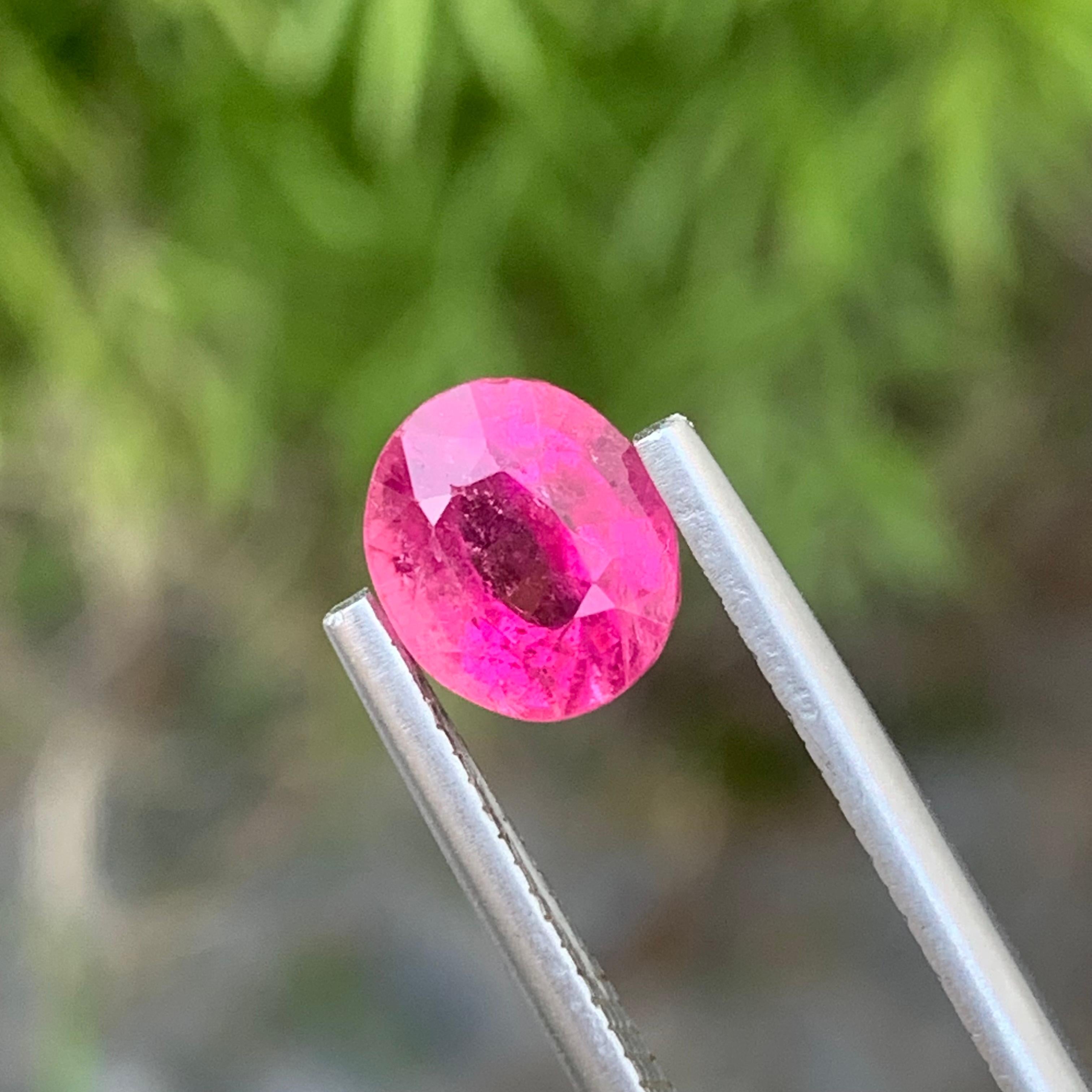 Incroyable tourmaline rubellite de forme ovale non sertie de 2,50 carats pour bijoux en vente 7