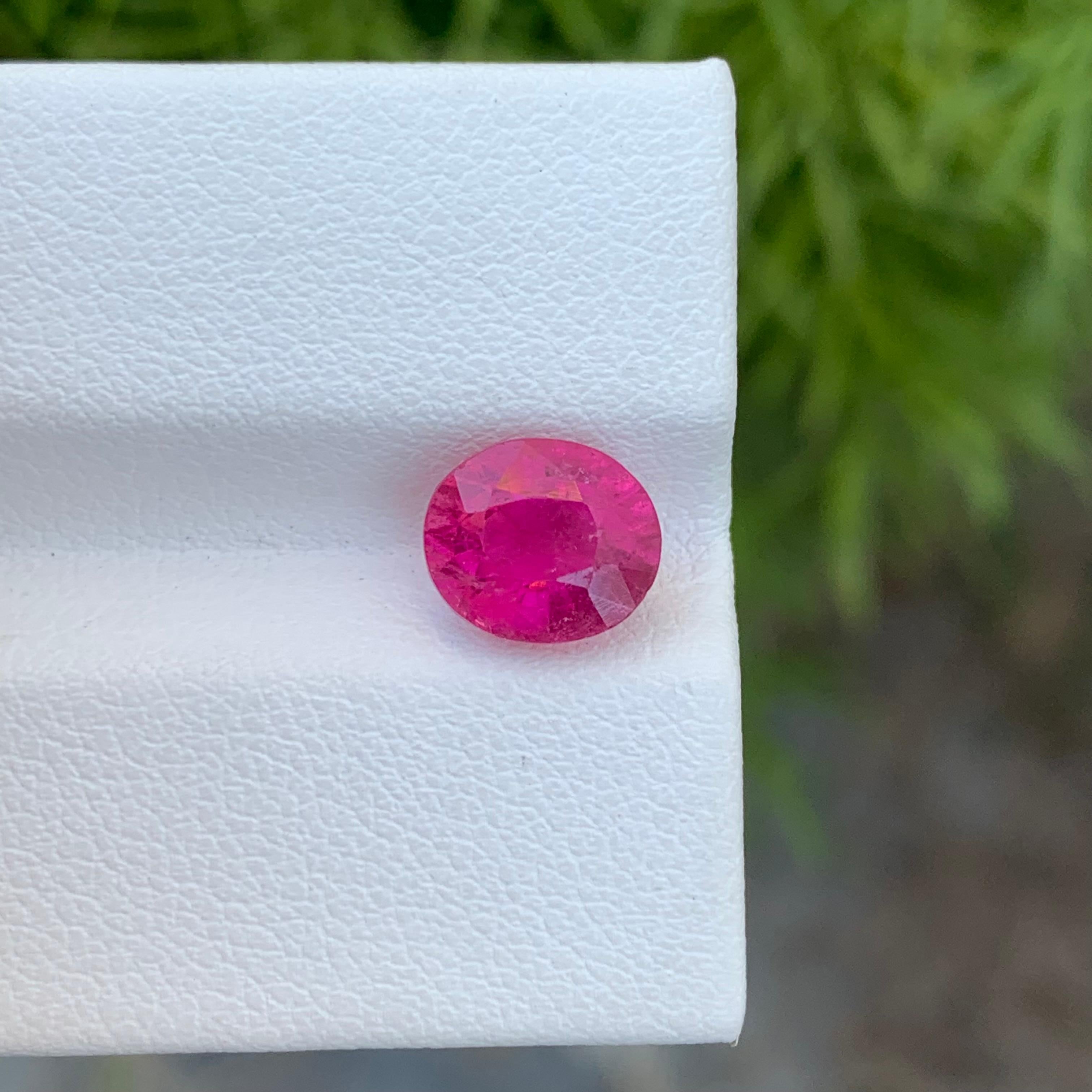 Women's or Men's 2.50 Carat Incredible Loose Rubellite Tourmaline Oval Shape Gem For Jewellery  For Sale