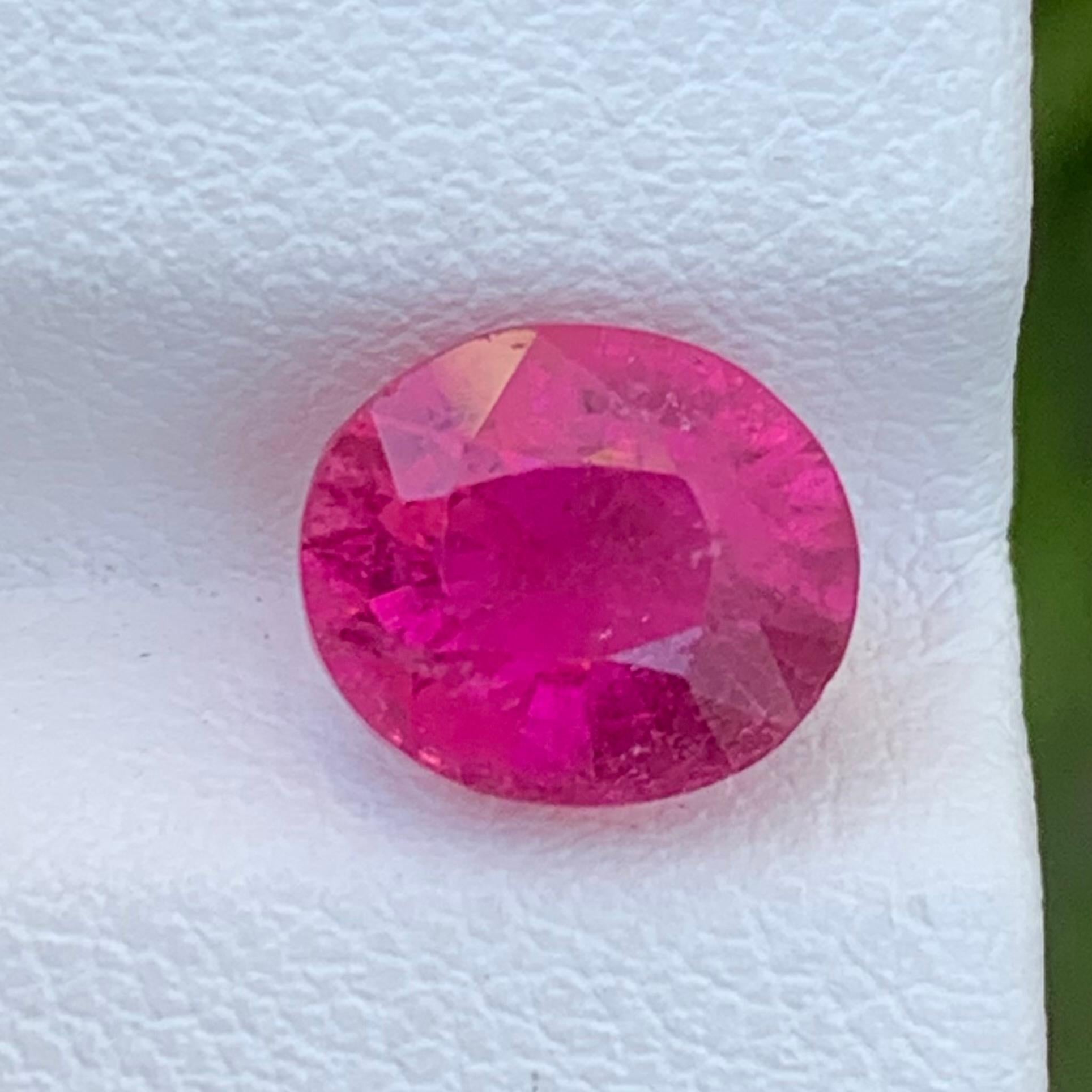 2.50 Carat Incredible Loose Rubellite Tourmaline Oval Shape Gem For Jewellery  For Sale 1