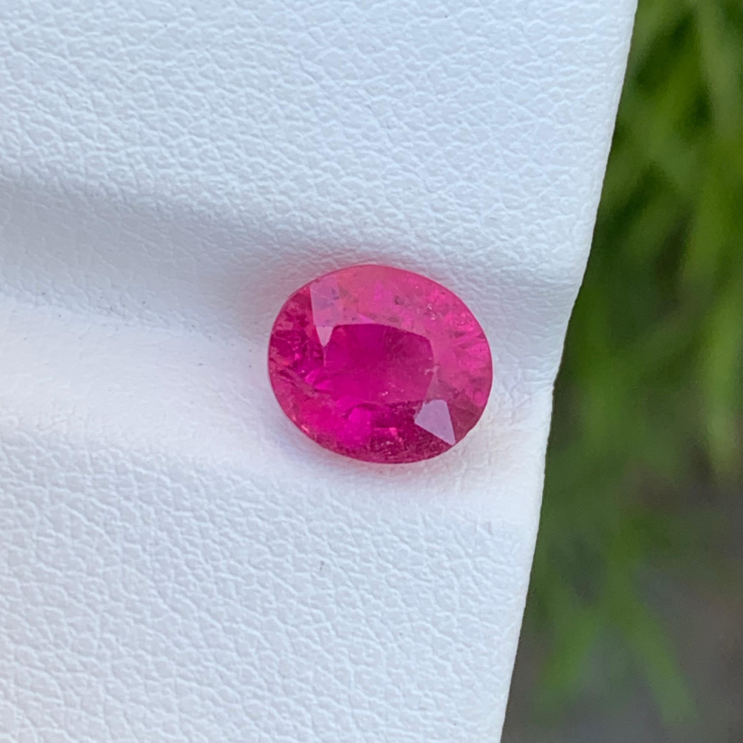 2.50 Carat Incredible Loose Rubellite Tourmaline Oval Shape Gem For Jewellery  For Sale 2