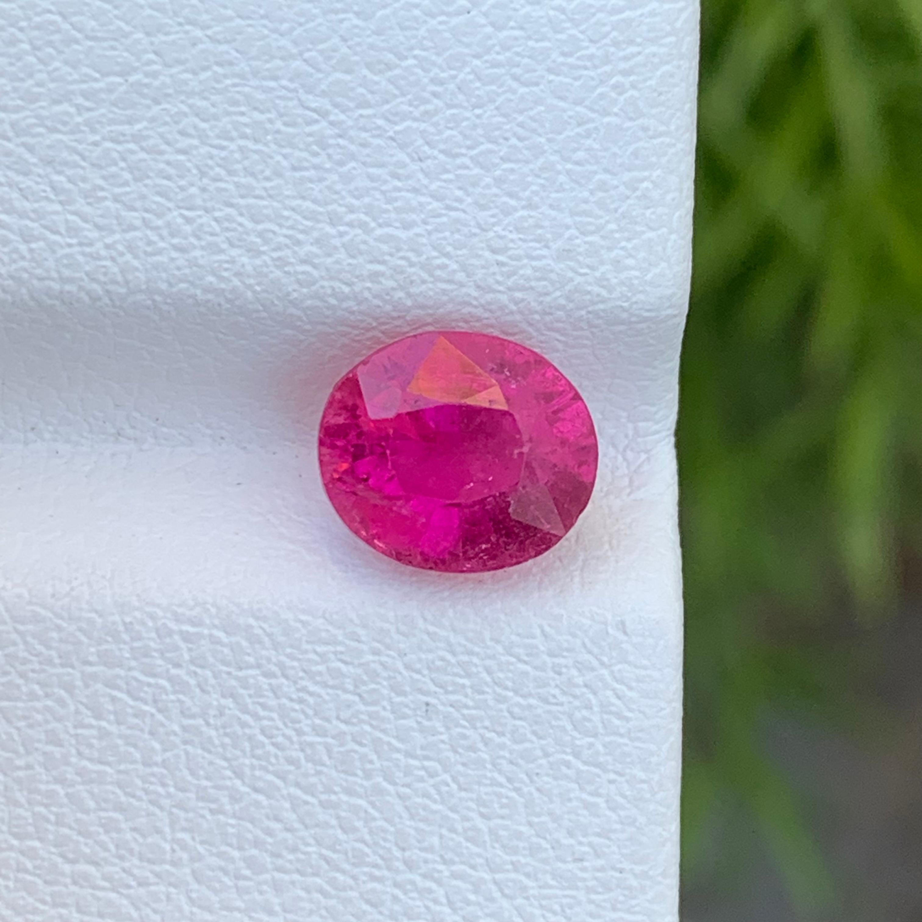 2.50 Carat Incredible Loose Rubellite Tourmaline Oval Shape Gem For Jewellery  For Sale 3