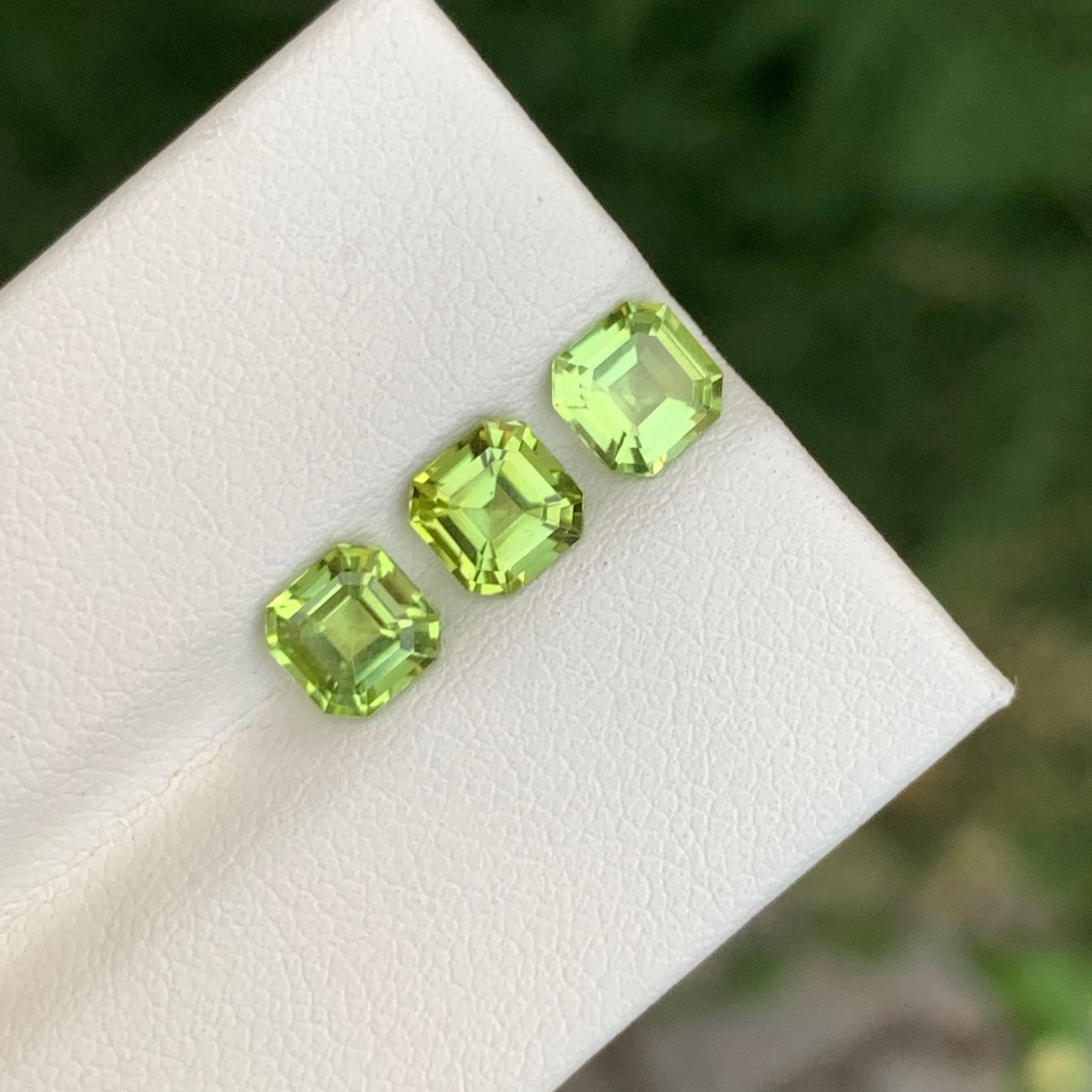 Lote de 3 gemas naturales de peridoto verde sueltas de 2,50 quilates procedentes de Pakistán Moderno en venta