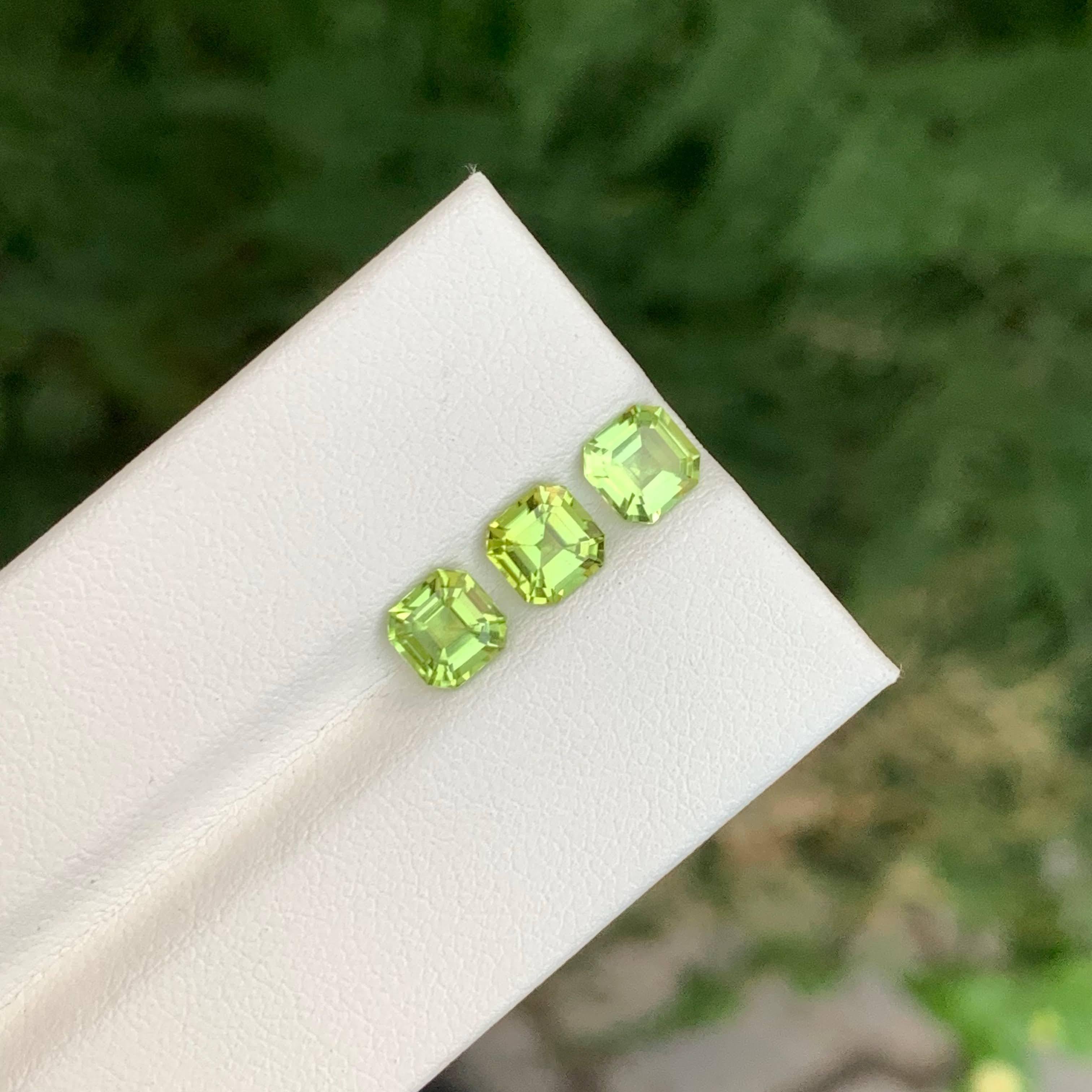 Lote de 3 gemas naturales de peridoto verde sueltas de 2,50 quilates procedentes de Pakistán en Nuevo estado para la venta en Bangkok, TH