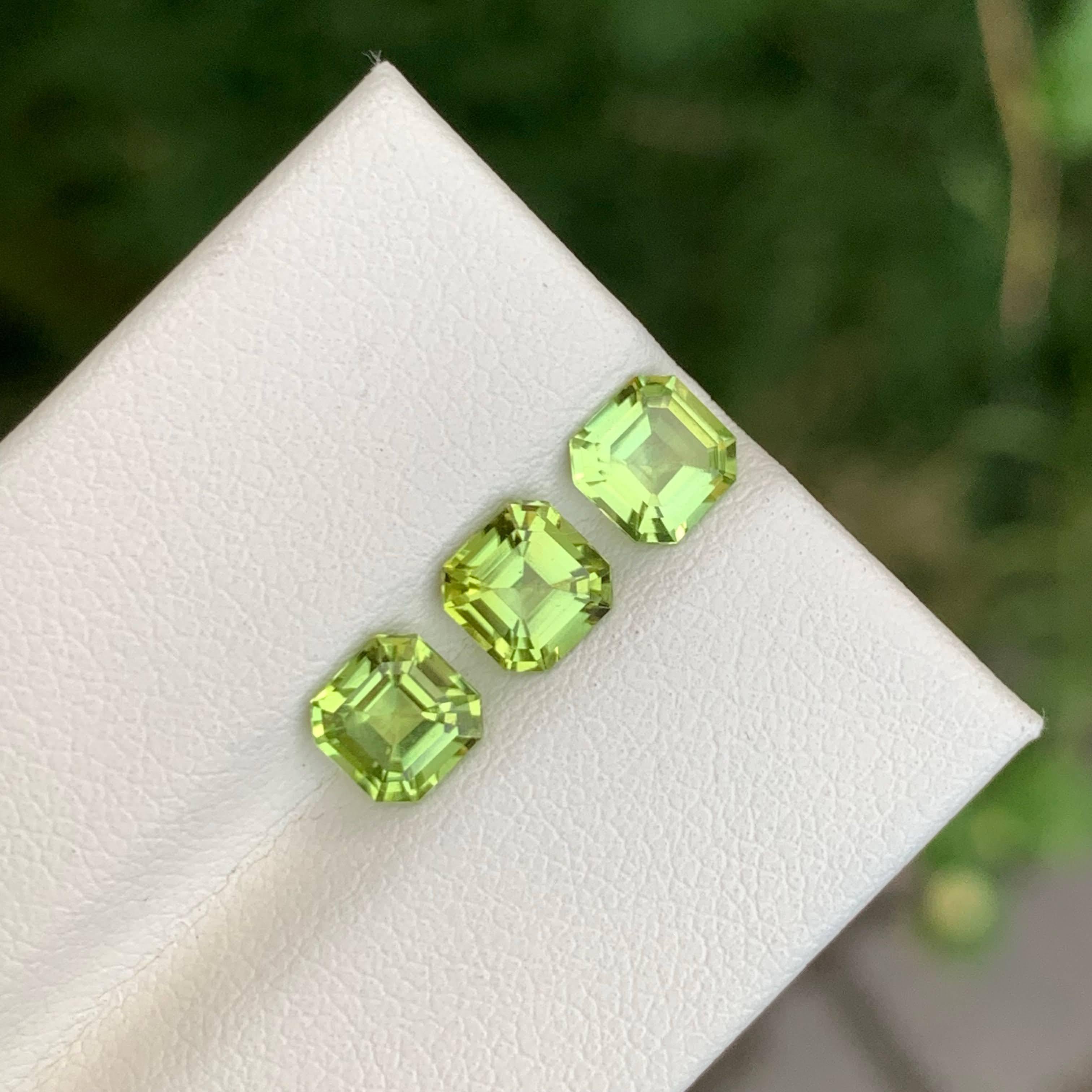 Lote de 3 gemas naturales de peridoto verde sueltas de 2,50 quilates procedentes de Pakistán en venta 1