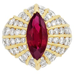 Anillo de oro amarillo de 18 quilates con cúpula de rubí marquesa y diamantes de 3 quilates