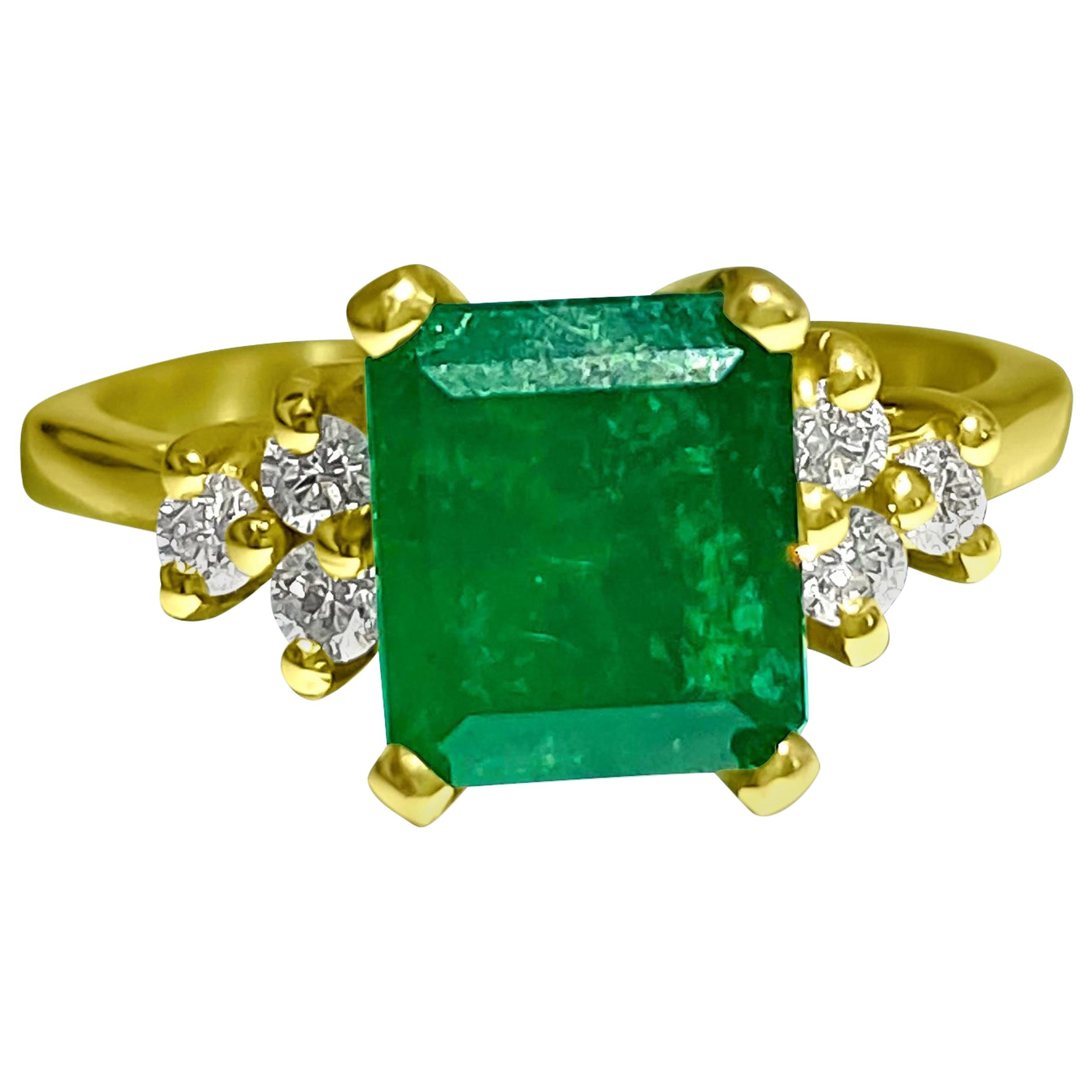2.50 Carat Natural Colombian Emerald Diamond Cocktail Ring 14 Karat Yellow Gold For Sale