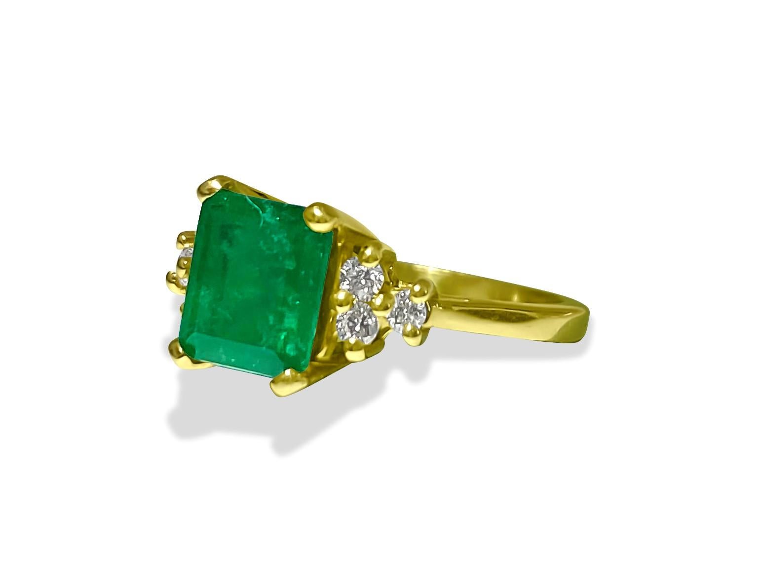 Art Nouveau 2.50 Carat Natural Colombian Emerald Diamond Cocktail Ring 14 Karat Yellow Gold For Sale