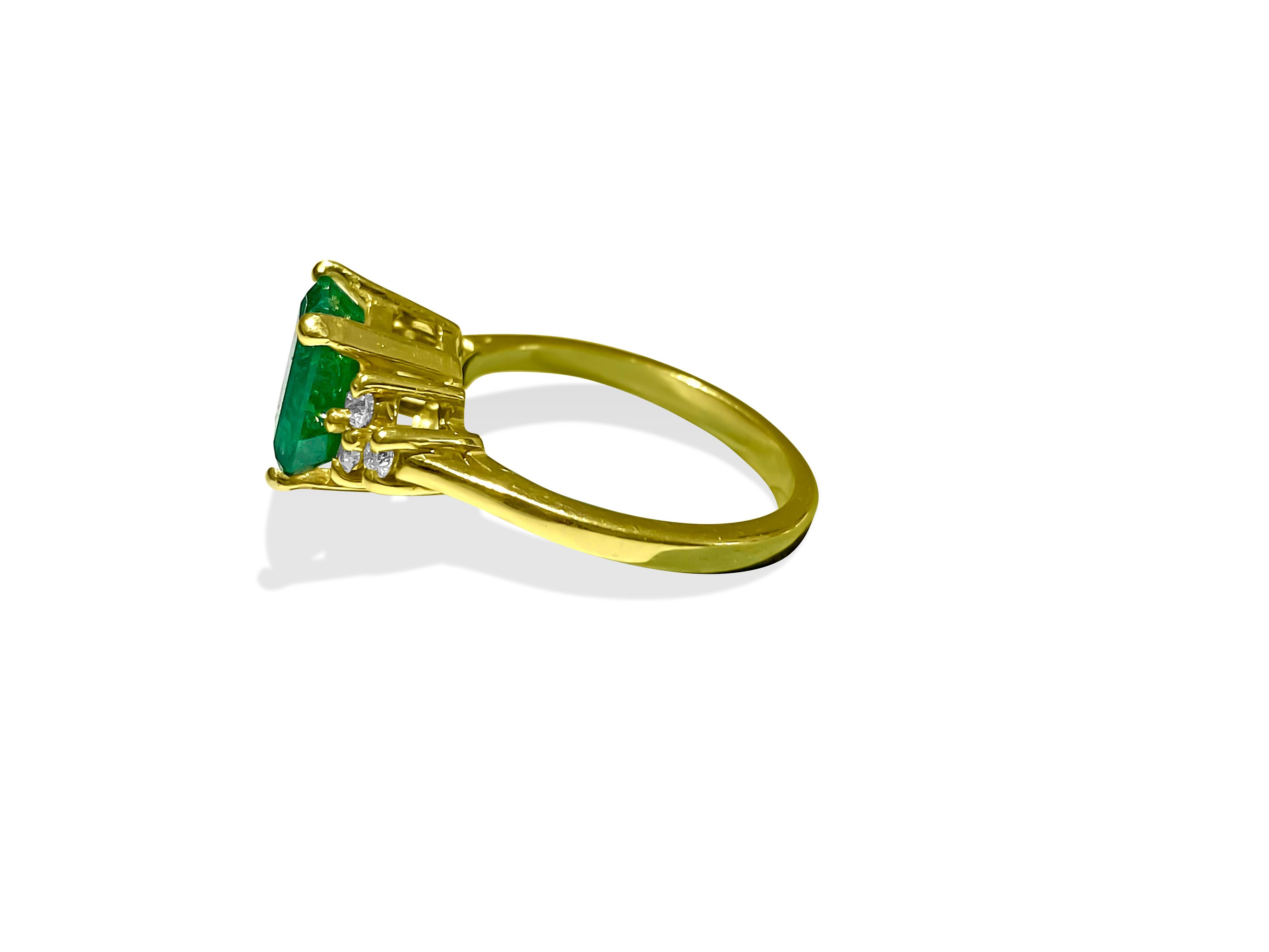 Emerald Cut 2.50 Carat Natural Colombian Emerald Diamond Cocktail Ring 14 Karat Yellow Gold For Sale