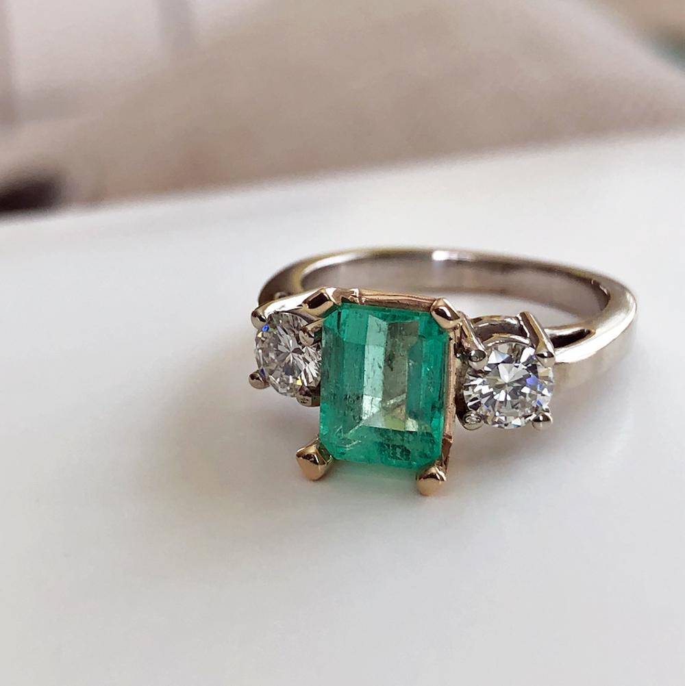Women's 2.50 Carat Natural Colombian Emerald Diamond Engagement Ring 14 Karat