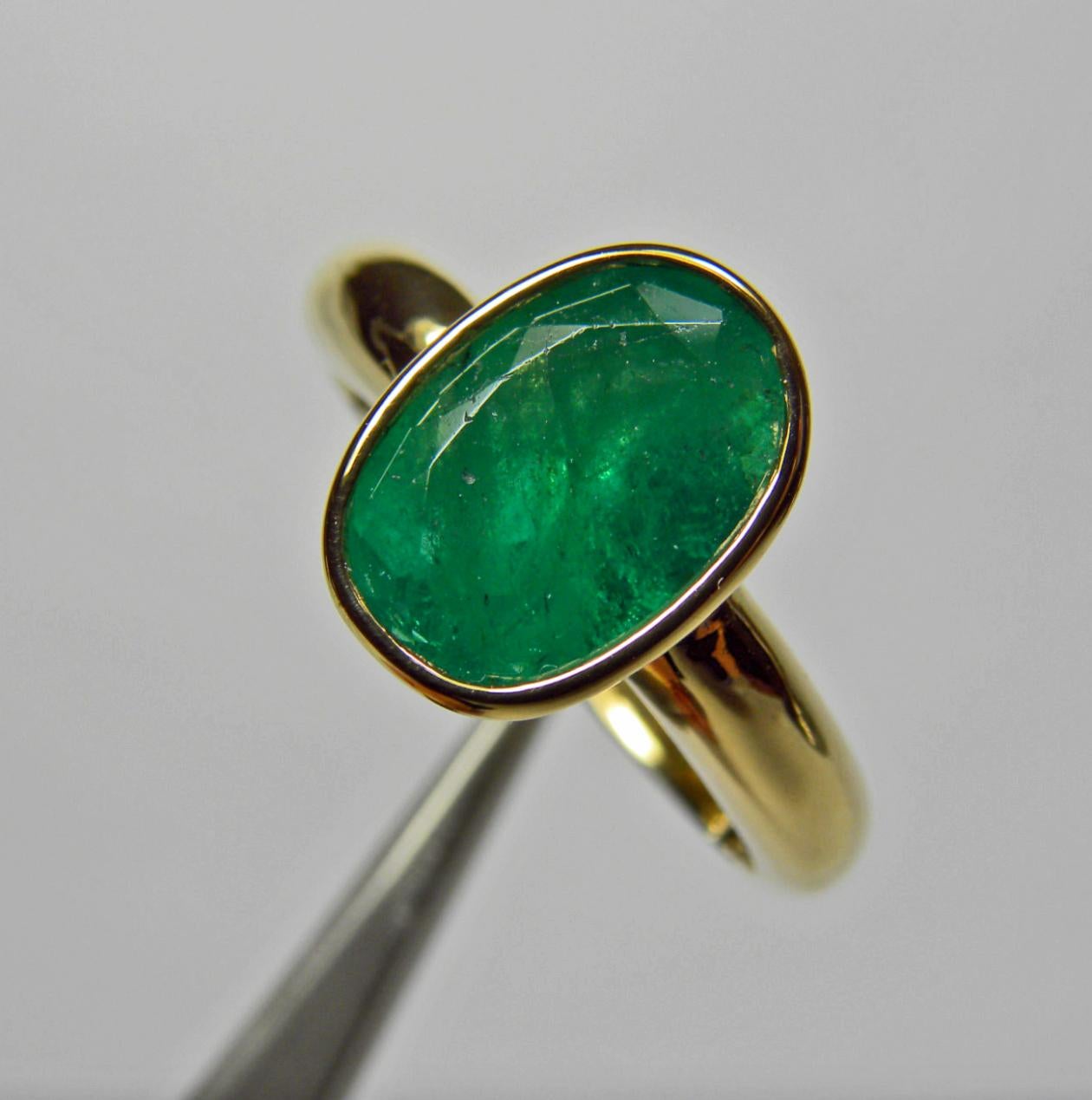 2.50 Carat Natural Colombian Emerald Solitaire Engagement Ring 18 Karat Gold 1