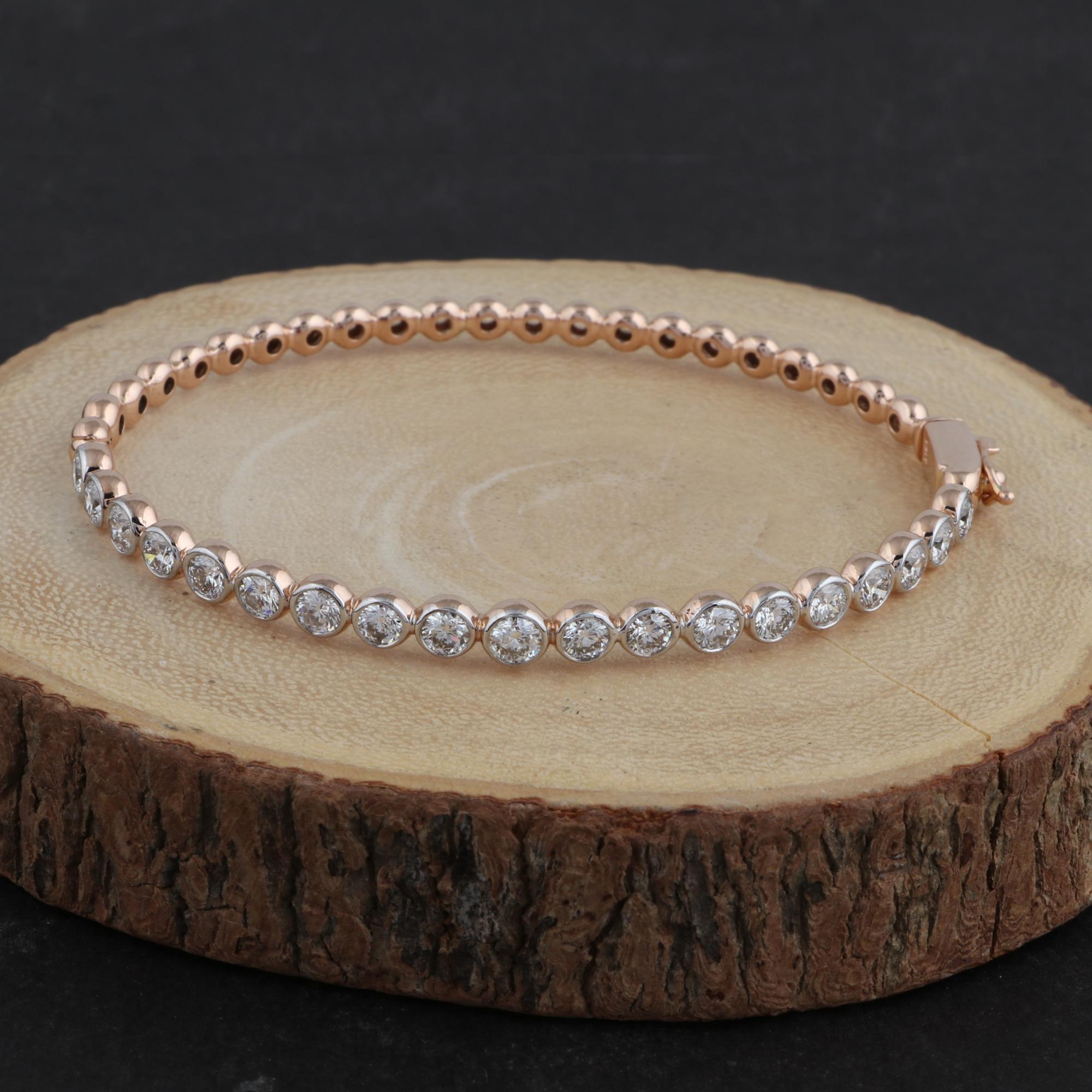 La monture en or jaune 18 carats massif met en valeur la beauté naturelle des diamants, offrant une toile de fond chaleureuse et luxueuse. L'or jaune lustré complète l'éclat des diamants, créant une union harmonieuse entre le métal précieux et les