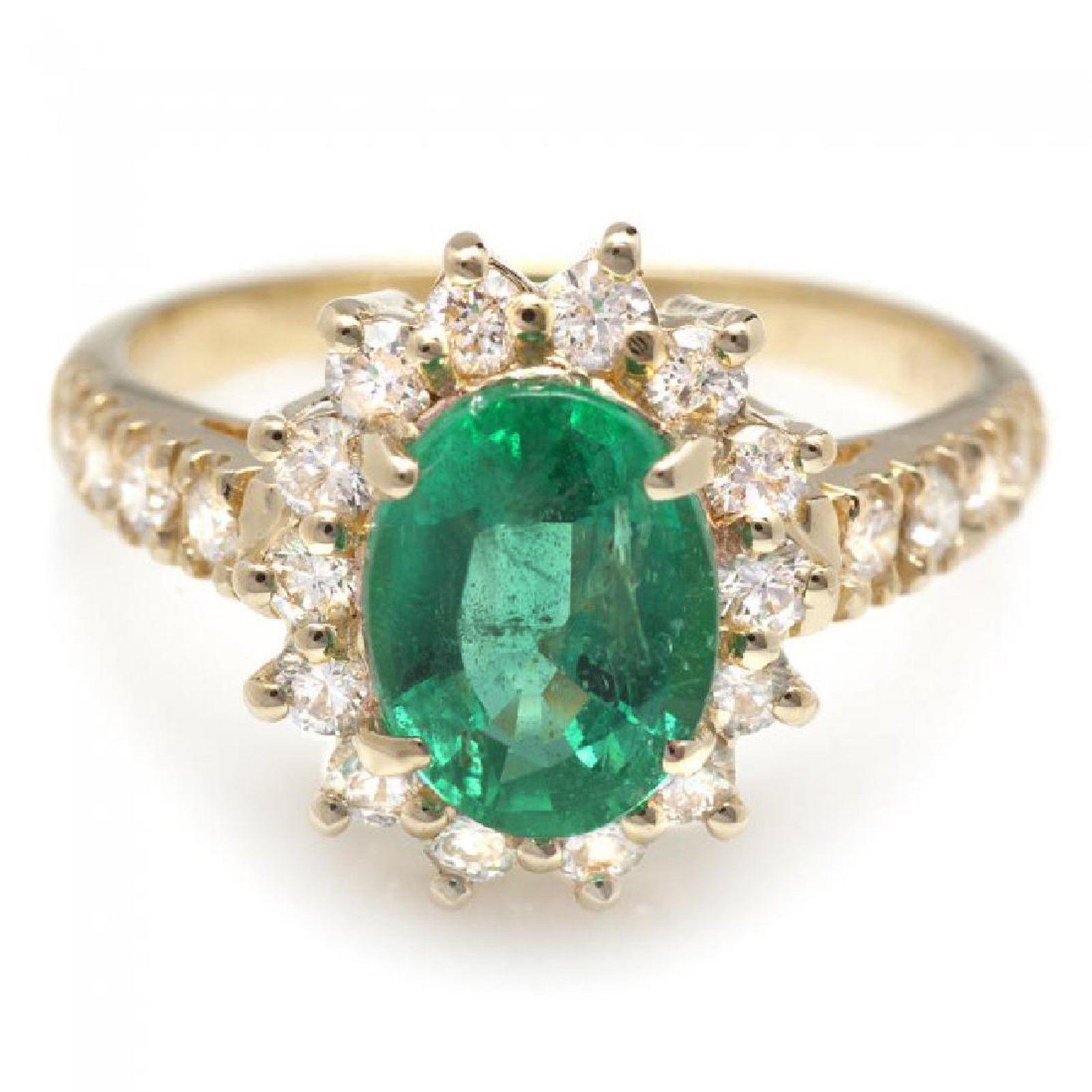 2.50 Carat Natural Emerald and Diamond 14 Karat Solid Yellow Gold Ring In New Condition For Sale In Los Angeles, CA