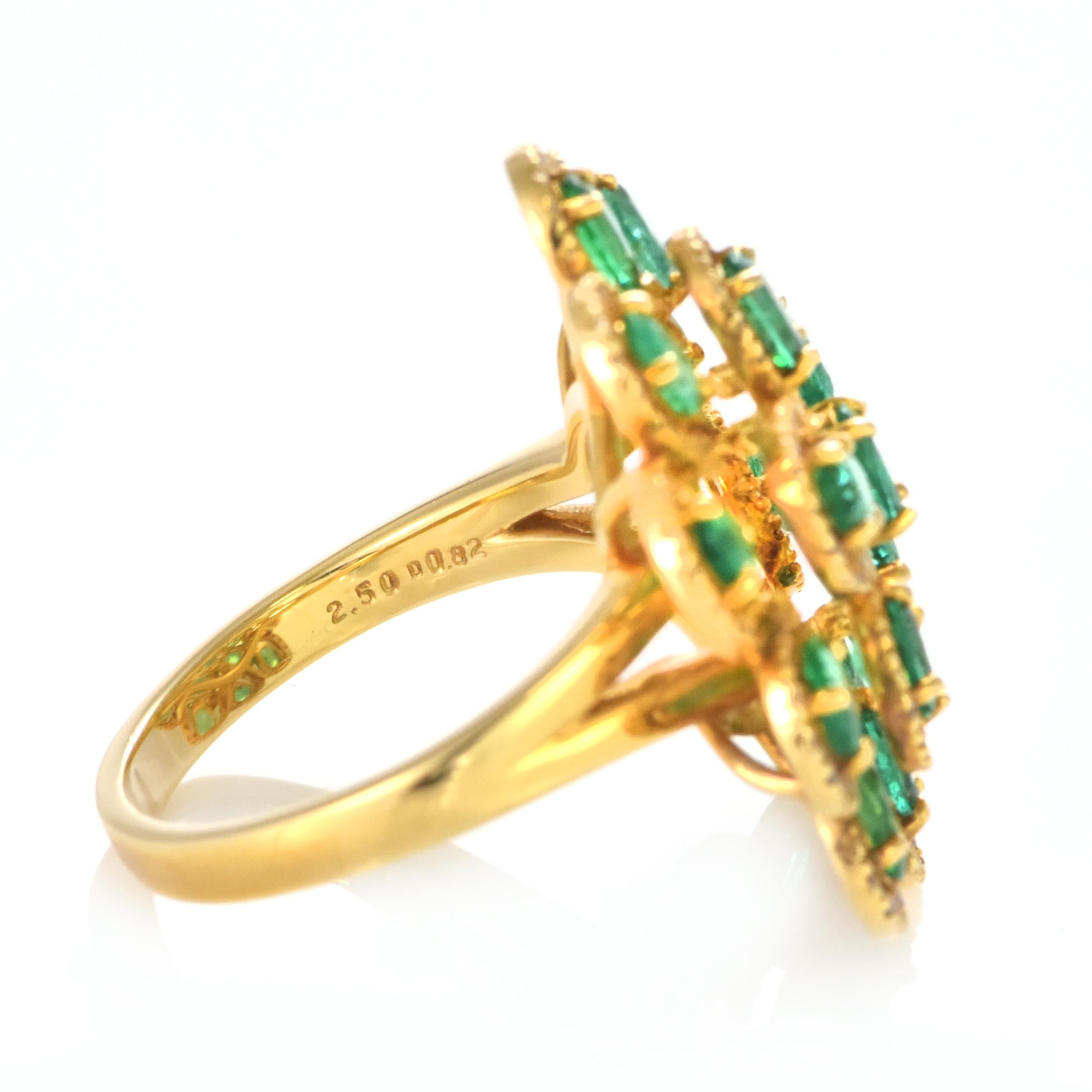 Anillo Cóctel de Esmeralda Natural y Diamantes de 2,50 Quilates en Oro de 18 Kilates en venta 4