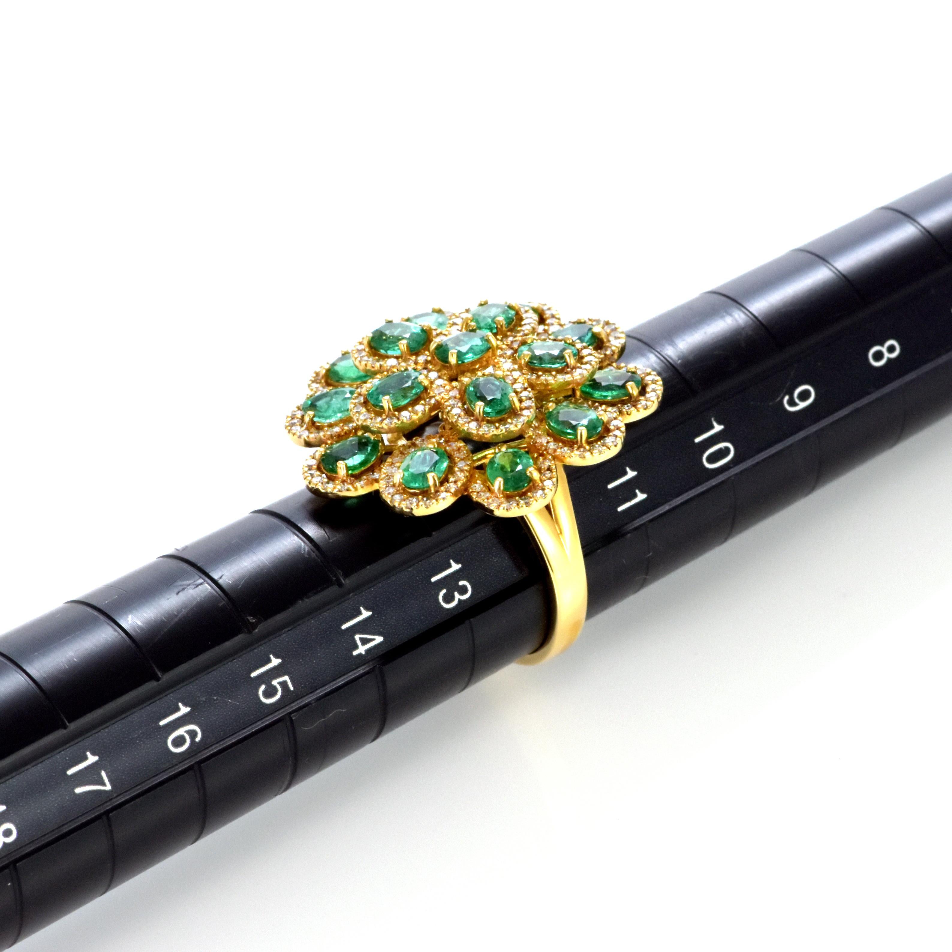 Anillo Cóctel de Esmeralda Natural y Diamantes de 2,50 Quilates en Oro de 18 Kilates en venta 5