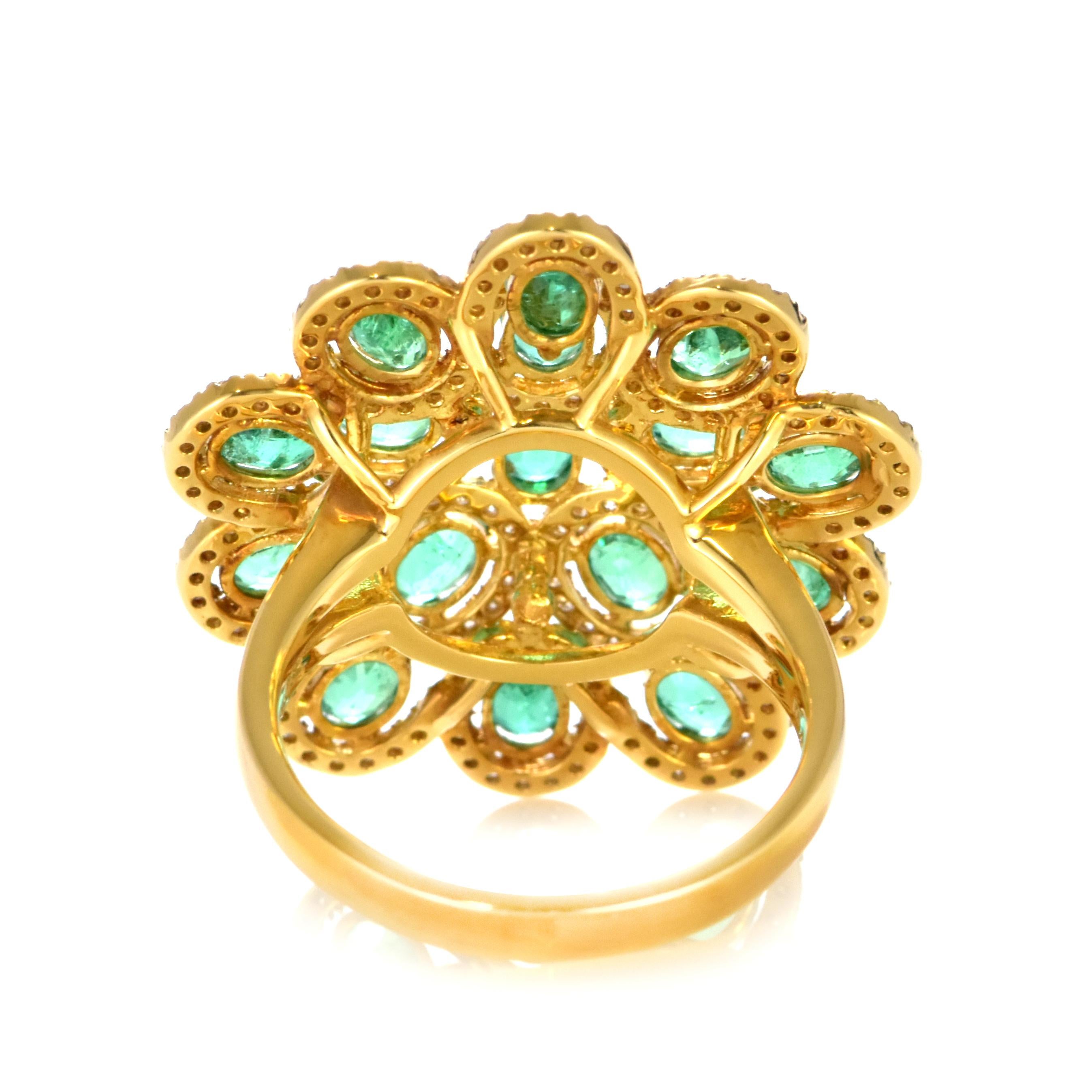 Anillo Cóctel de Esmeralda Natural y Diamantes de 2,50 Quilates en Oro de 18 Kilates en venta 6
