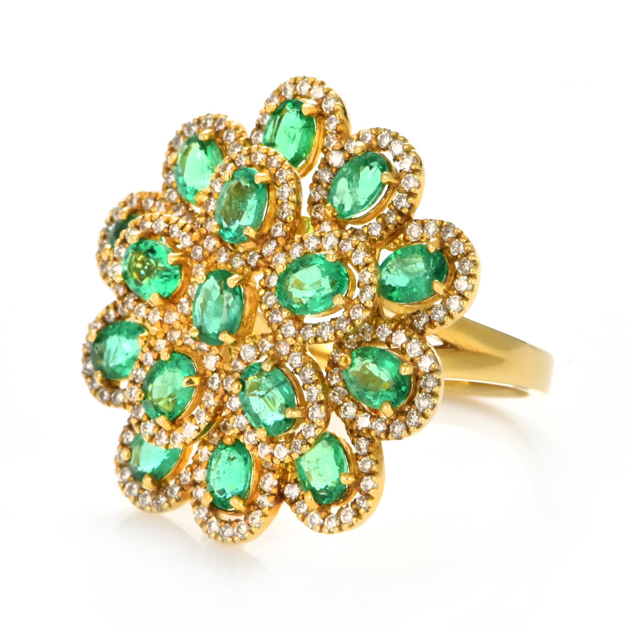 Un impresionante anillo con Esmeraldas Naturales de 2,50 Quilates y 0,82 Quilates de Acentos de Diamantes engastados en Oro de 18 Kilates. El verde de la esmeralda se admira desde hace miles de años. Las esmeraldas siempre se han asociado con los