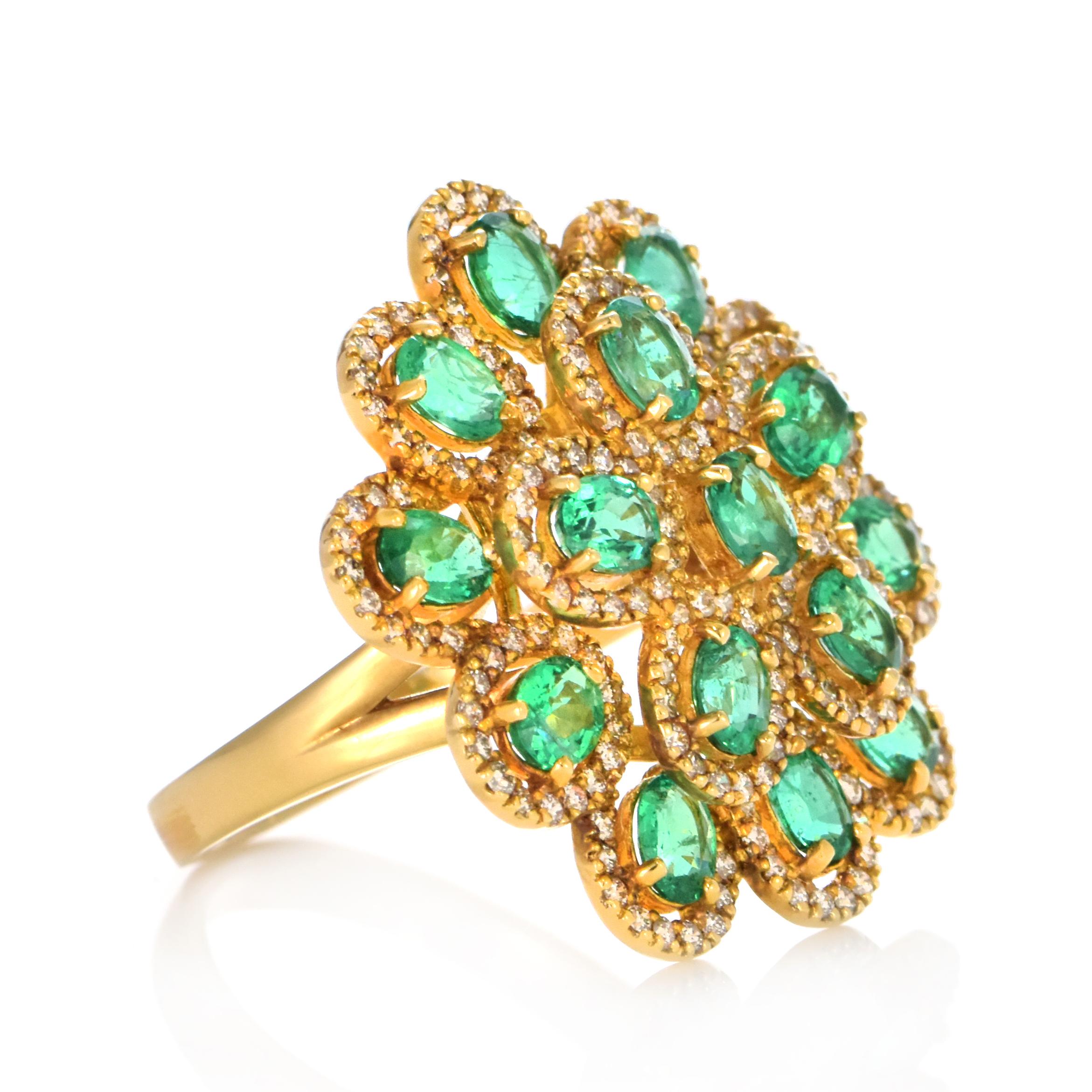 Anillo Cóctel de Esmeralda Natural y Diamantes de 2,50 Quilates en Oro de 18 Kilates Moderno en venta