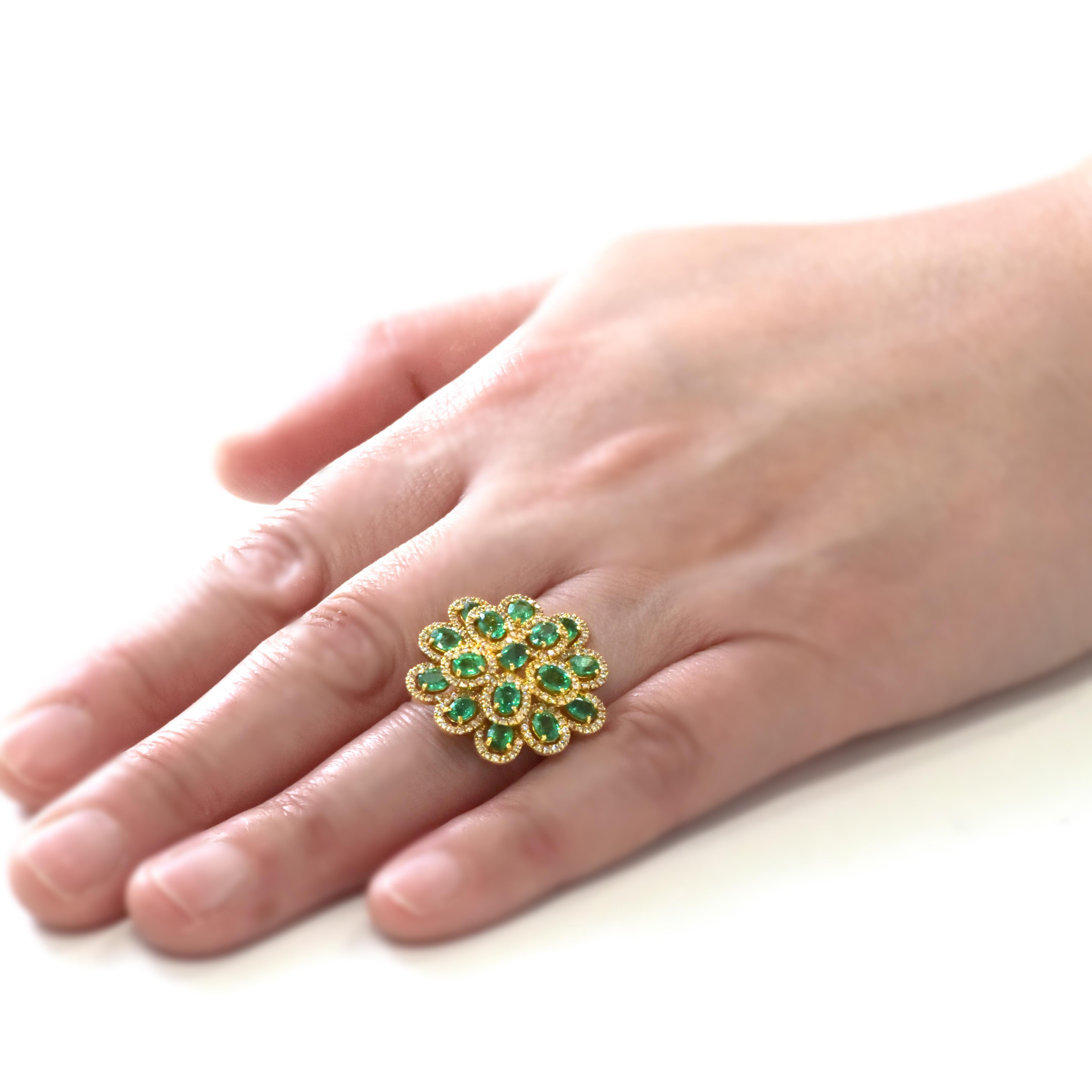 Anillo Cóctel de Esmeralda Natural y Diamantes de 2,50 Quilates en Oro de 18 Kilates Corte oval en venta