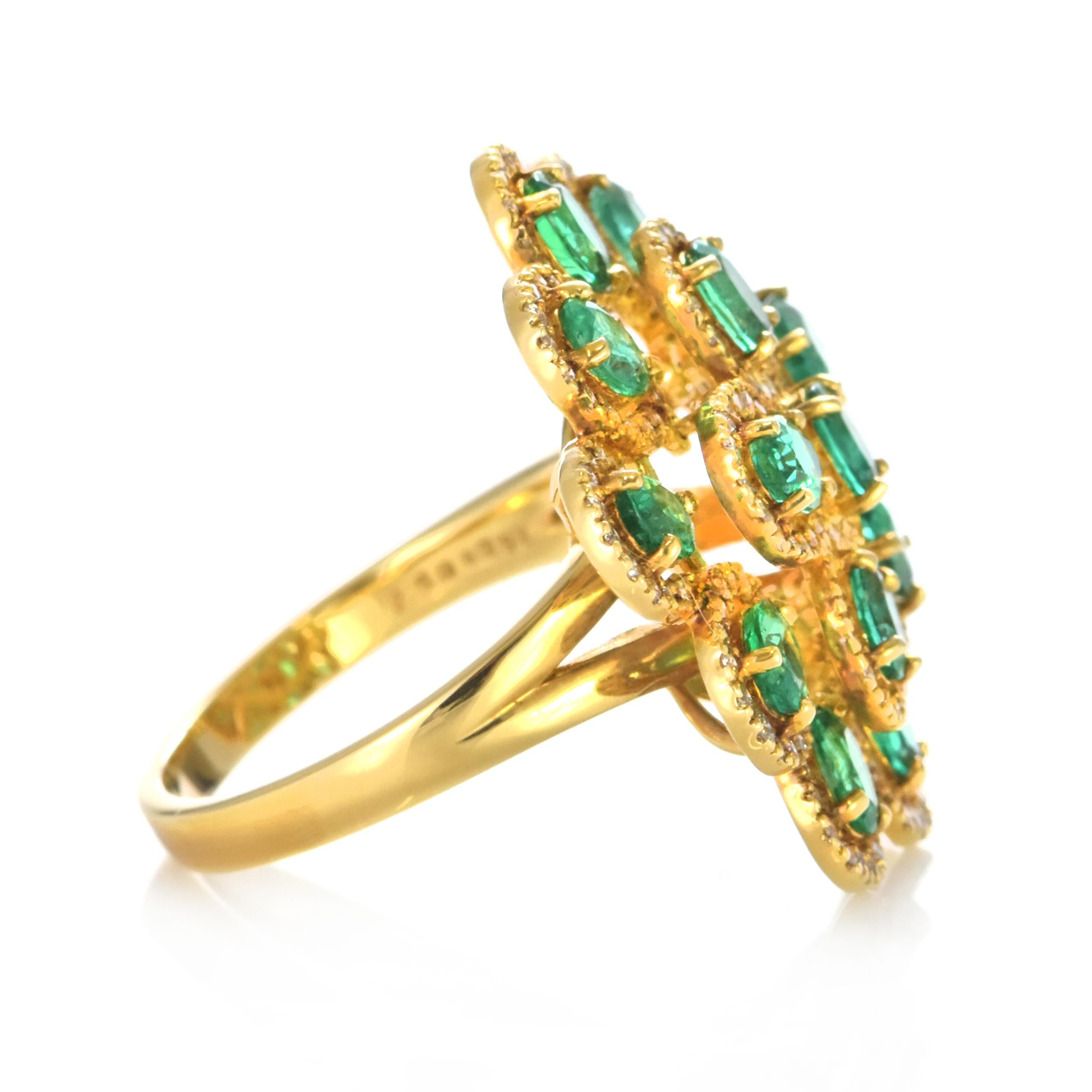 De las mujeres Anillo Cóctel de Esmeralda Natural y Diamantes de 2,50 Quilates en Oro de 18 Kilates en venta