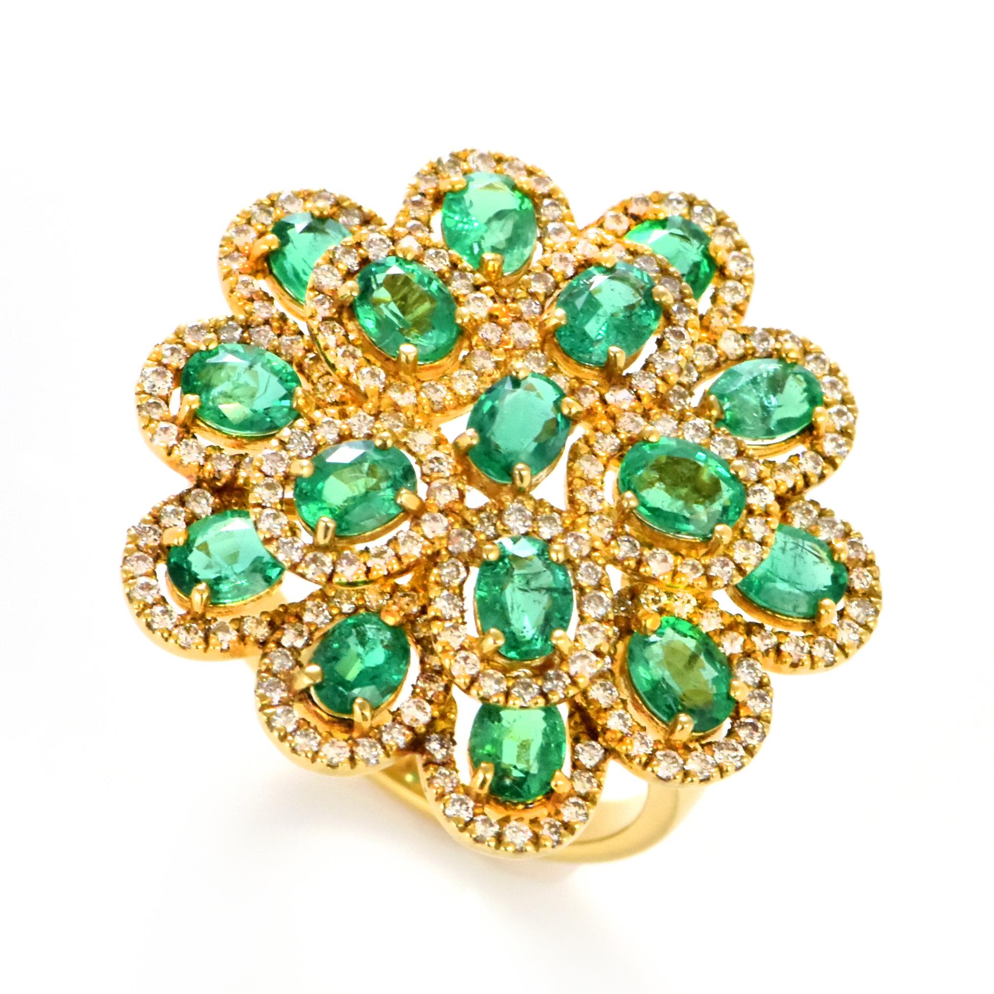 Anillo Cóctel de Esmeralda Natural y Diamantes de 2,50 Quilates en Oro de 18 Kilates en venta 1
