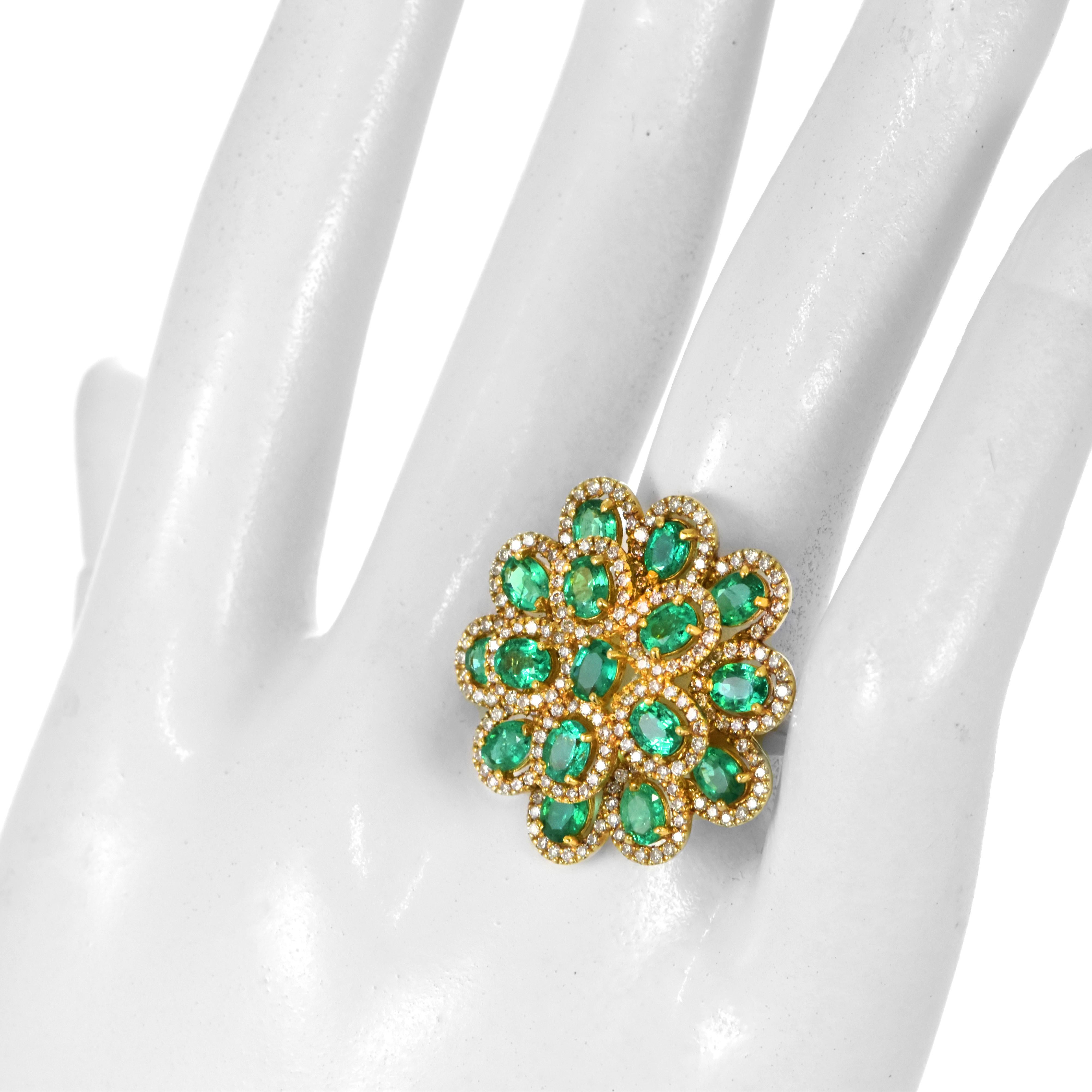 Anillo Cóctel de Esmeralda Natural y Diamantes de 2,50 Quilates en Oro de 18 Kilates en venta 2