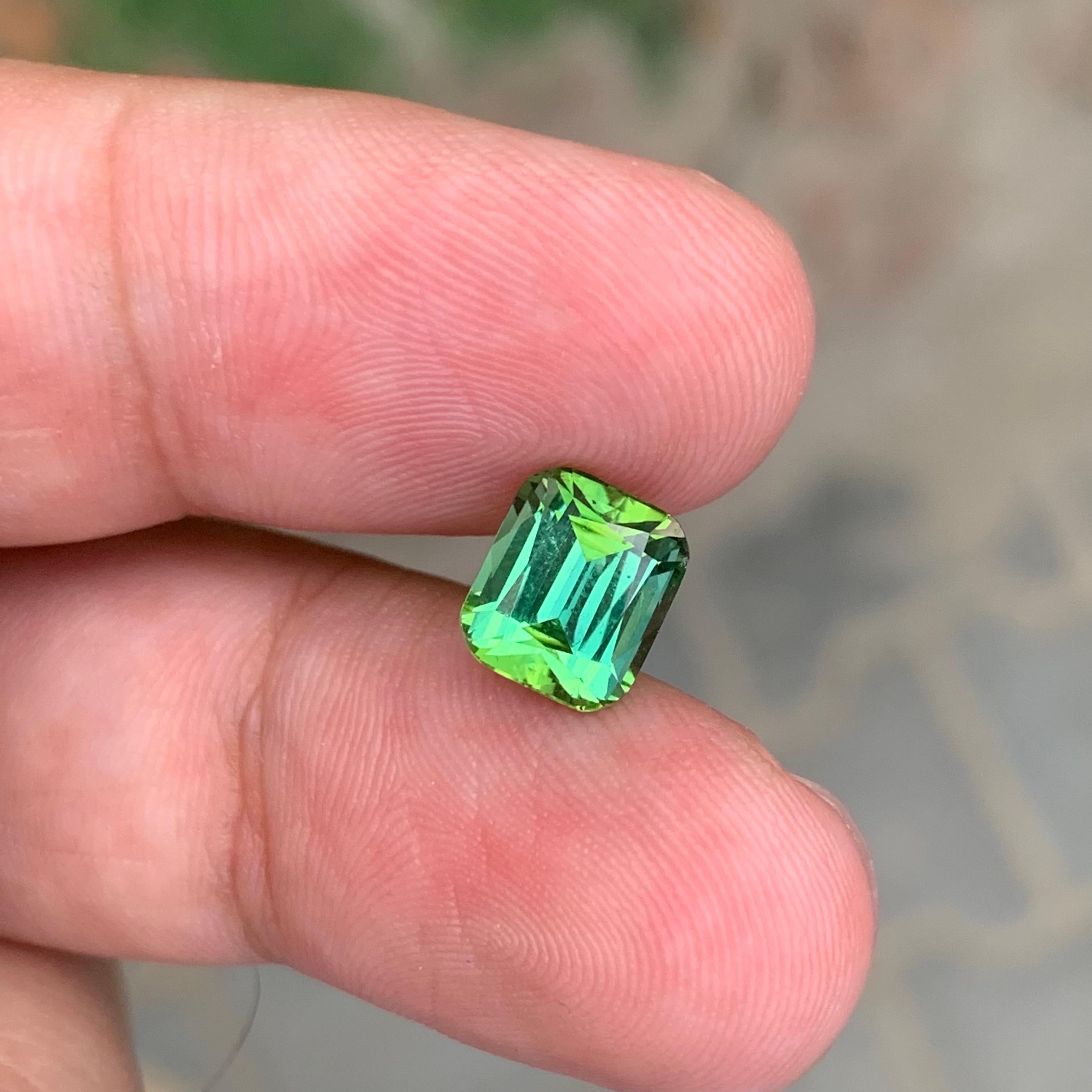 2.50 carati di tormalina verde brillante sciolta naturale a forma di cuscino in vendita 4