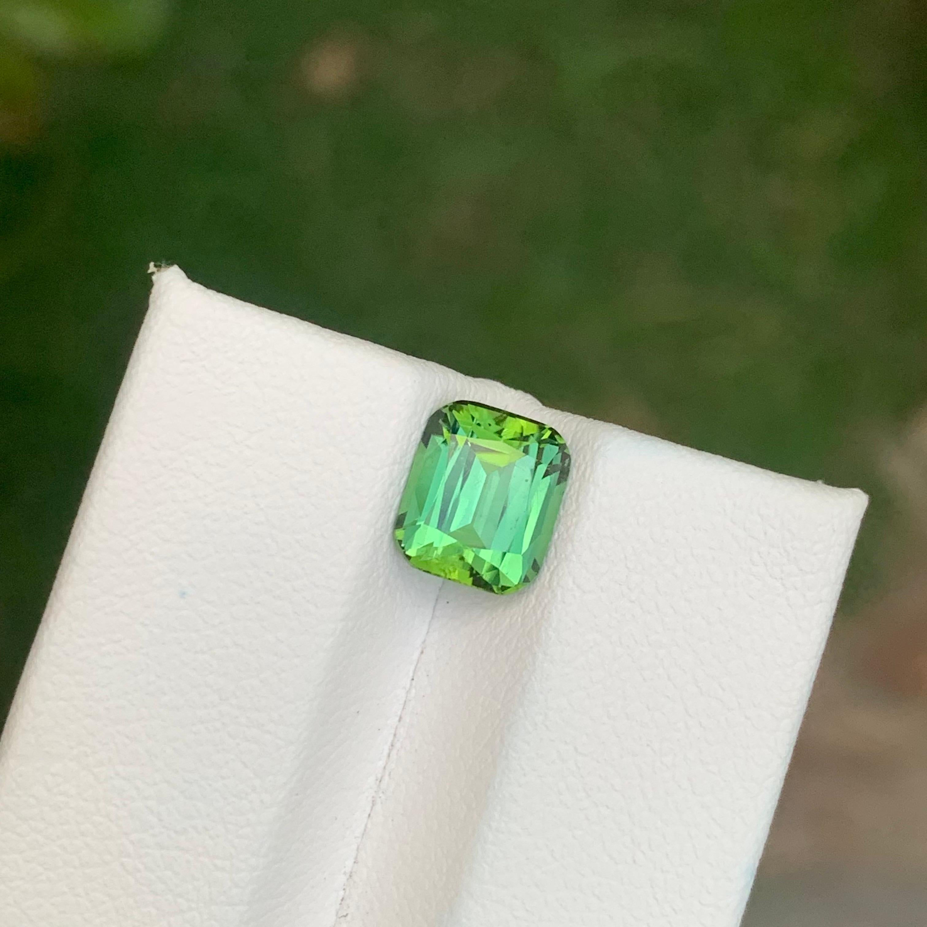 Taglio cuscino 2.50 carati di tormalina verde brillante sciolta naturale a forma di cuscino in vendita