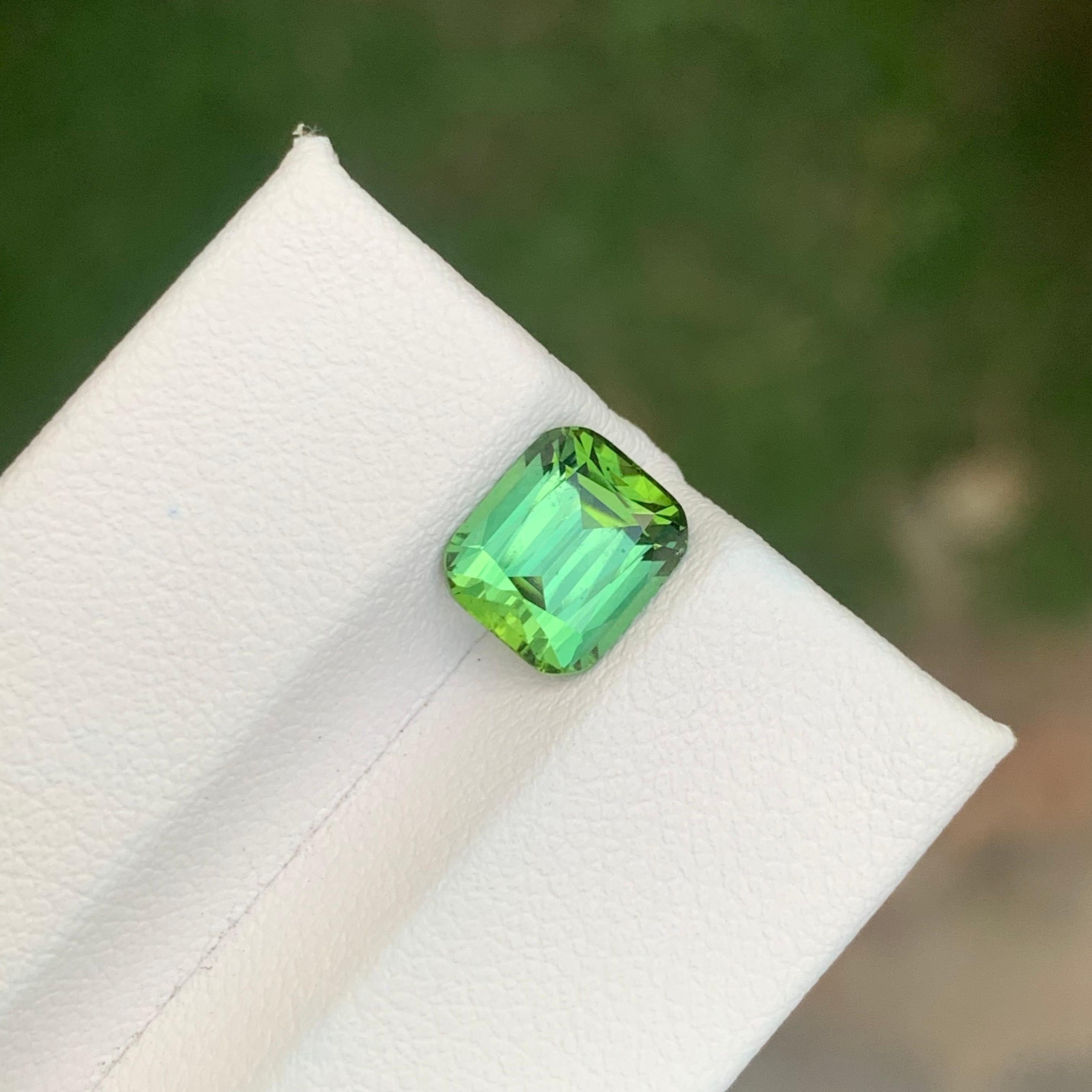 2.50 carati di tormalina verde brillante sciolta naturale a forma di cuscino In condizioni Nuovo in vendita a Peshawar, PK