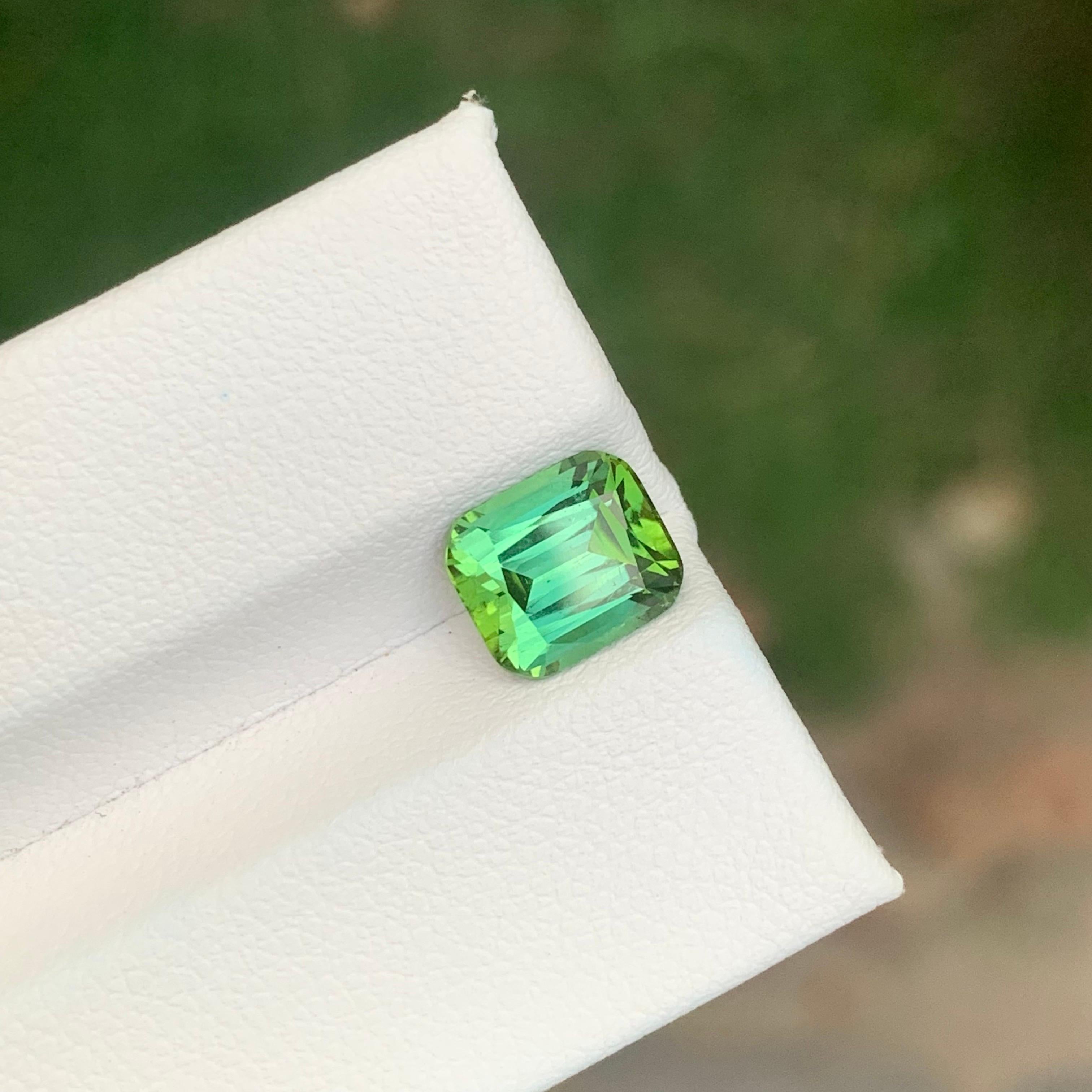 2.50 carati di tormalina verde brillante sciolta naturale a forma di cuscino in vendita 1