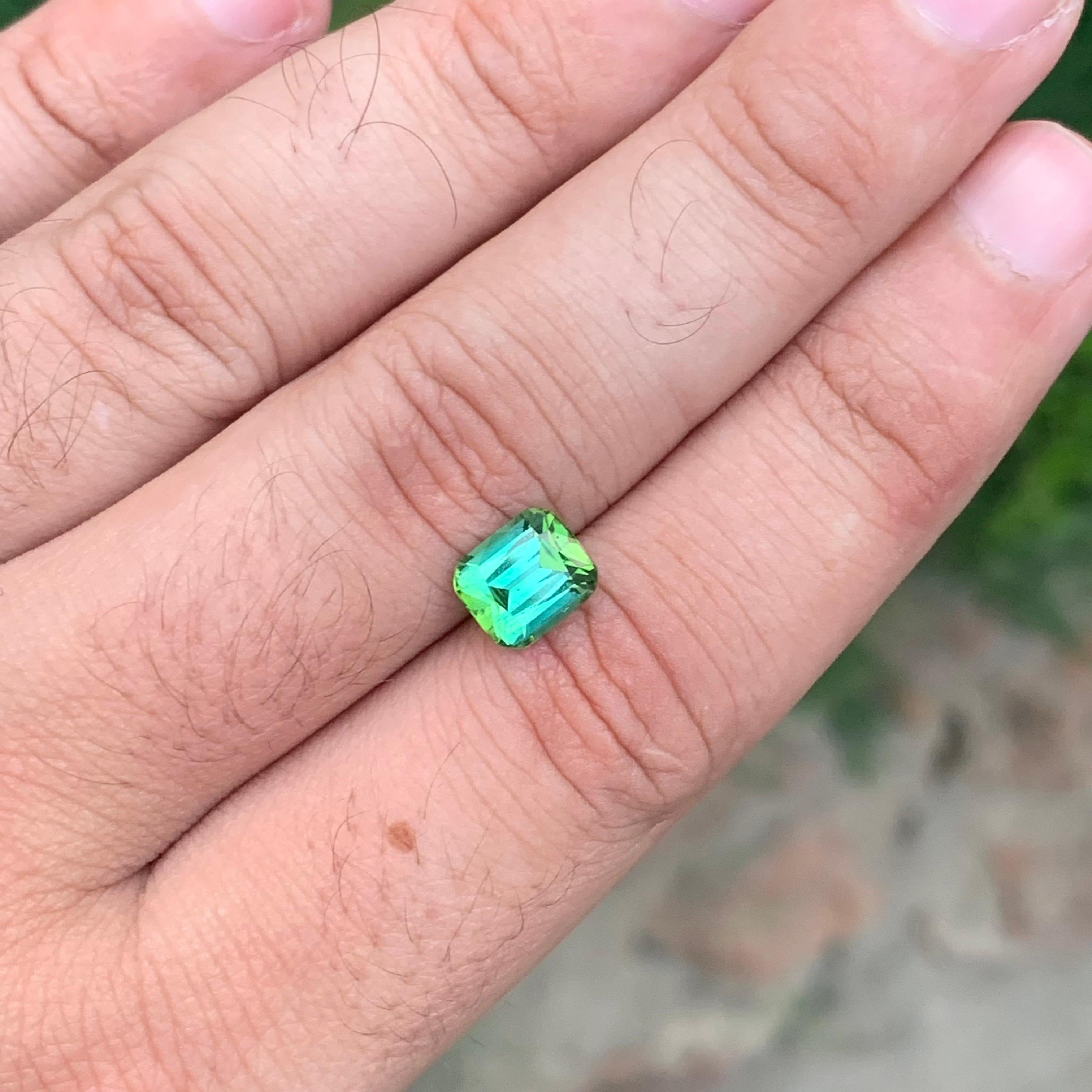 2.50 carati di tormalina verde brillante sciolta naturale a forma di cuscino in vendita 2