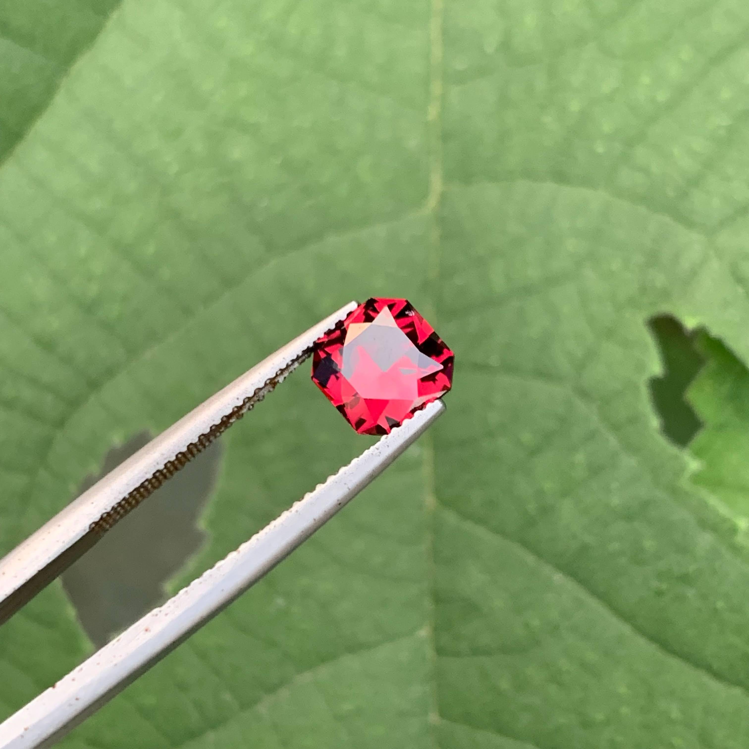 2.50 Carat Natural Loose Bright Red Garnet Custom Precision Cut African Gemstone (Grenat rouge brillant en vrac, taillé sur mesure) en vente 4
