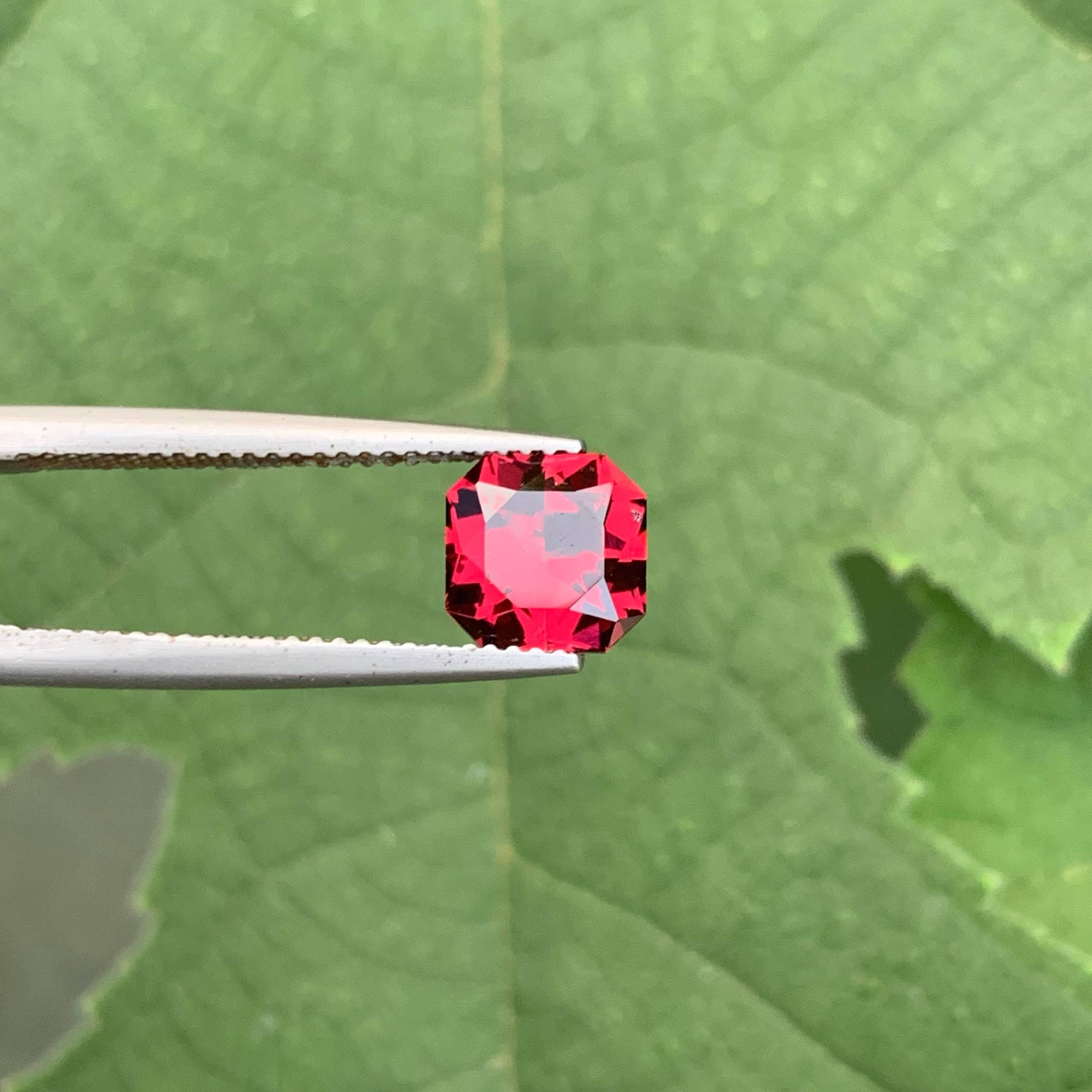 2.50 Carat Natural Loose Bright Red Garnet Custom Precision Cut African Gemstone (Grenat rouge brillant en vrac, taillé sur mesure) en vente 5