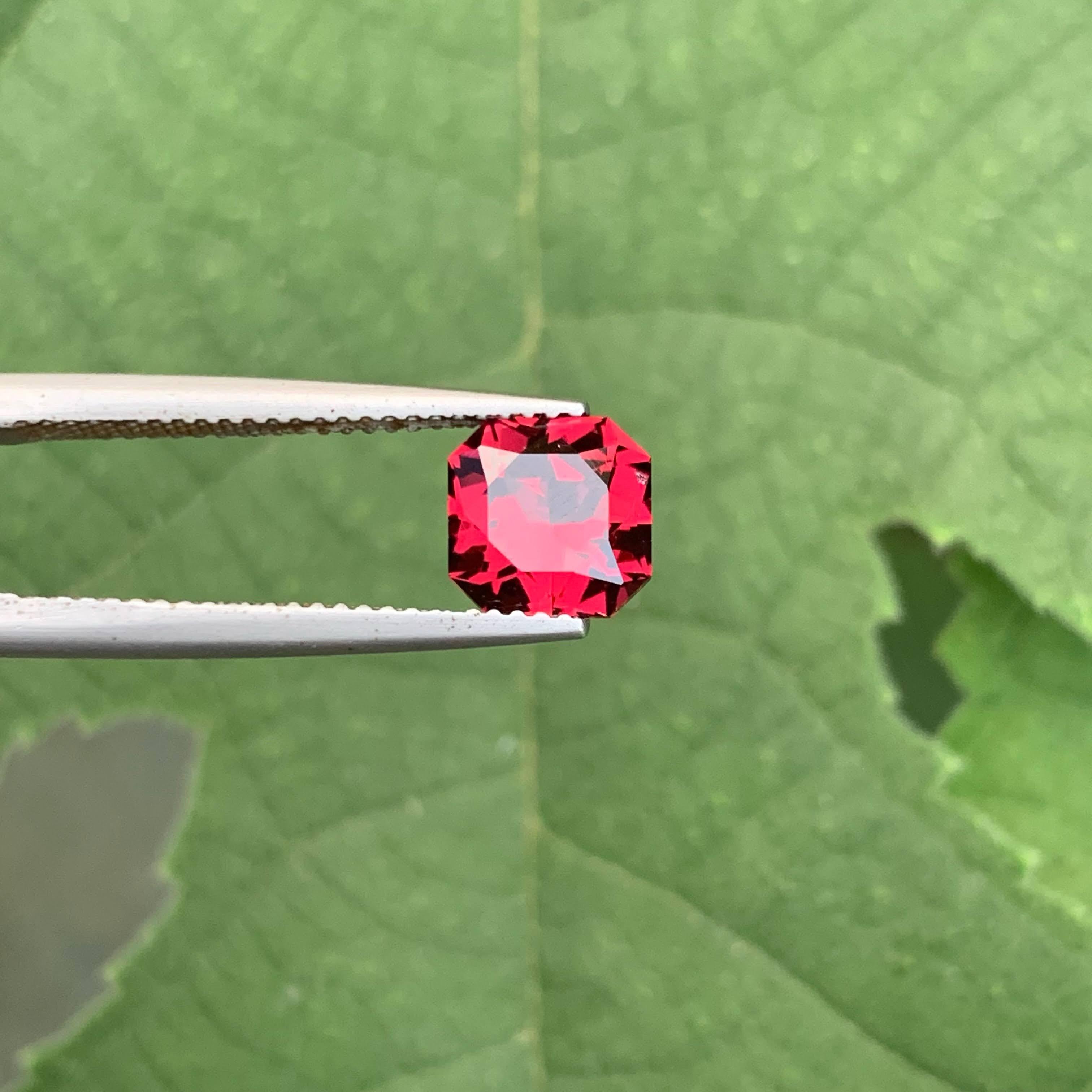 Taille mixte 2.50 Carat Natural Loose Bright Red Garnet Custom Precision Cut African Gemstone (Grenat rouge brillant en vrac, taillé sur mesure) en vente