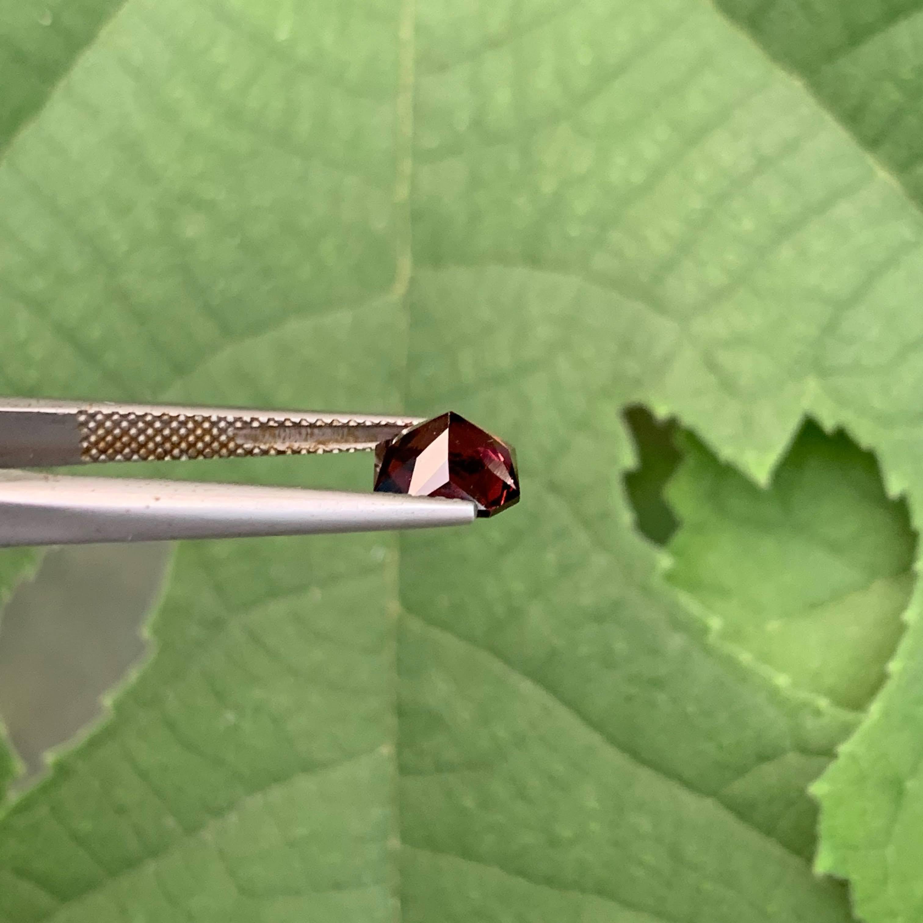 2.50 Carat Natural Loose Bright Red Garnet Custom Precision Cut African Gemstone (Grenat rouge brillant en vrac, taillé sur mesure) Unisexe en vente
